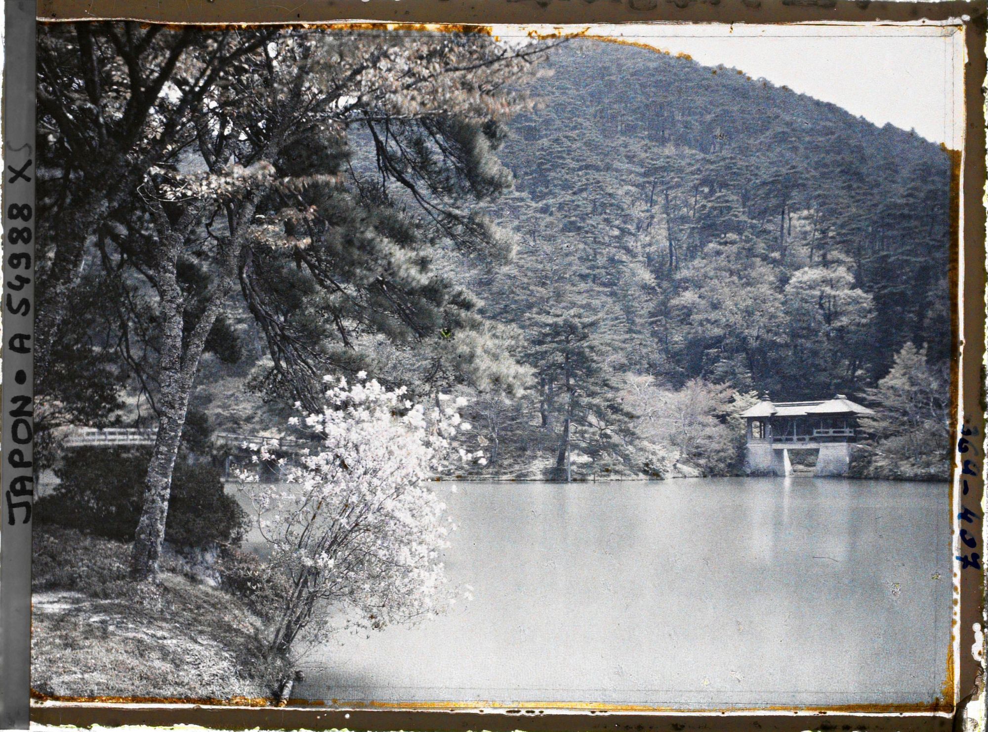 Image représentant Les jardins de la villa impériale Shugakuin Rikyû : l'étang Yokuryu et le pont Chitose-bashi (Pont de Mille Ans)