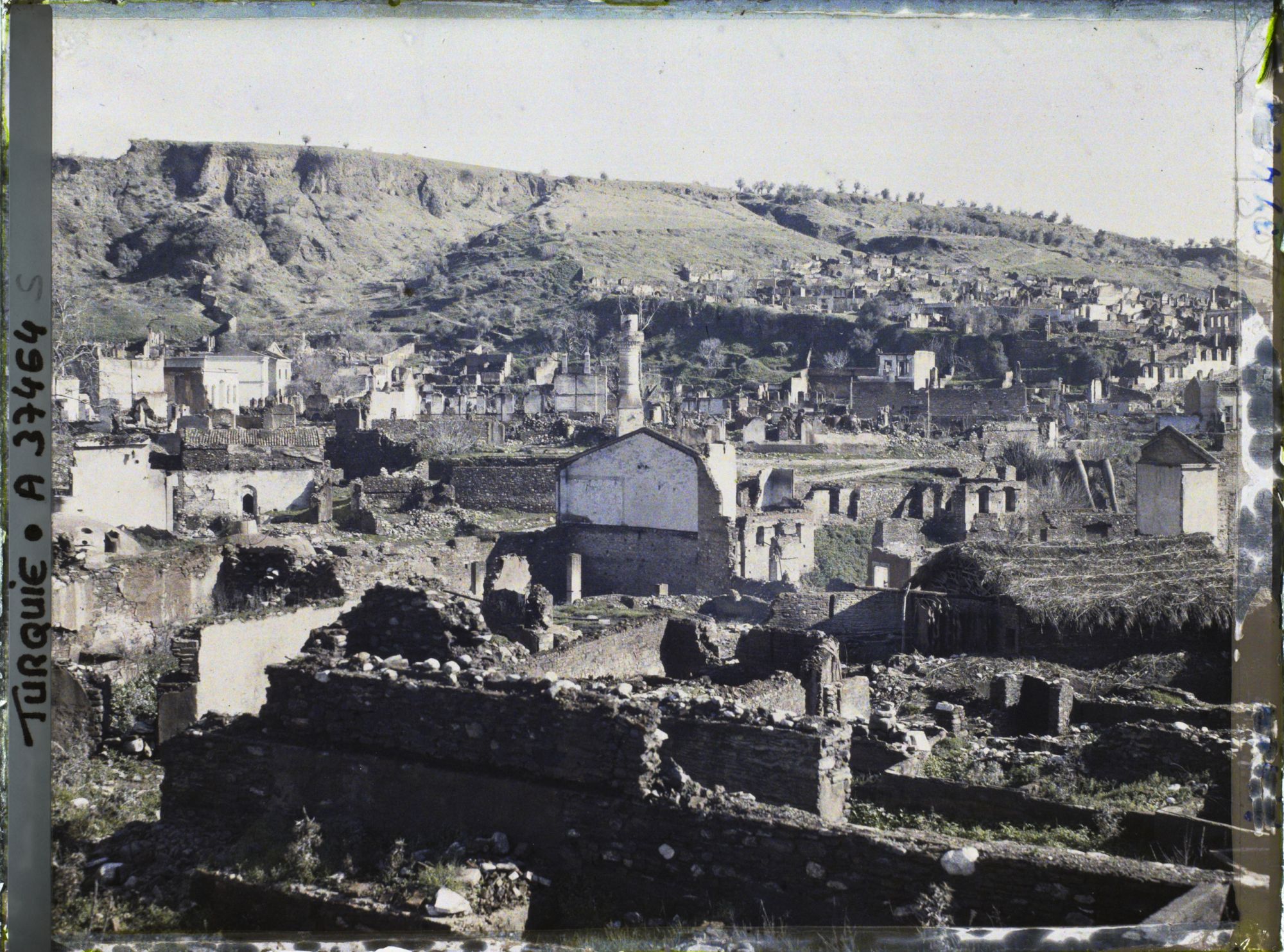 Image représentant La ville en ruines, vers l'hôpital des Soeurs Françaises