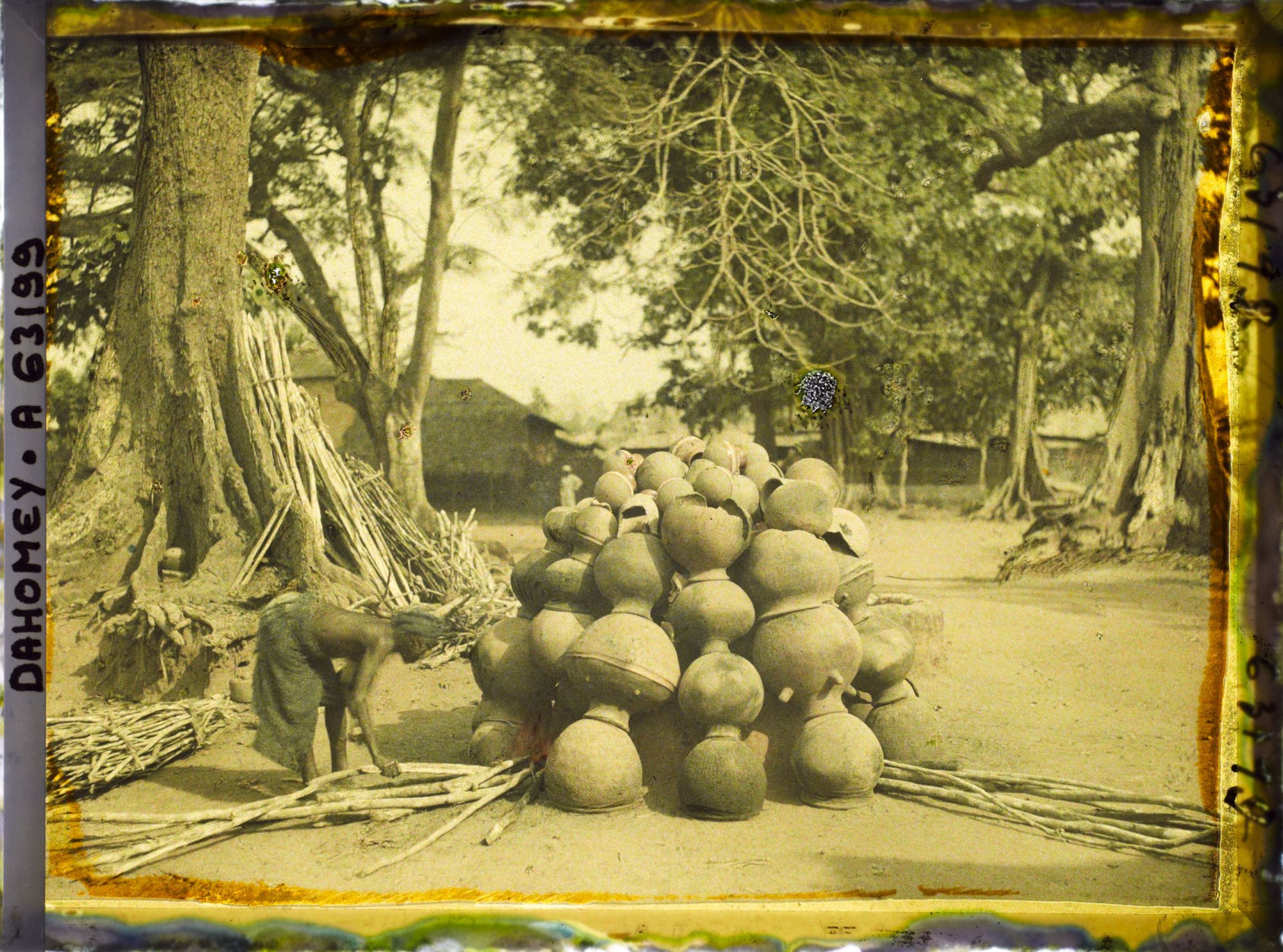 Image représentant Cuisson de poterie sur la place publique