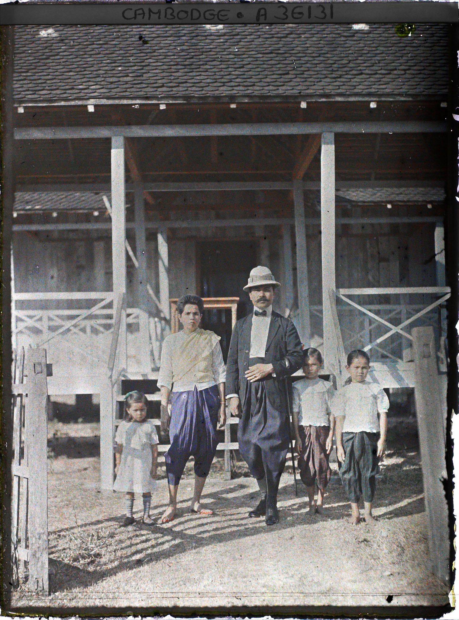 Image représentant Un fonctionnaire (?) cambodgien et sa famille, mêlant les styles de vêtements traditionnels (sampot) et occidentaux