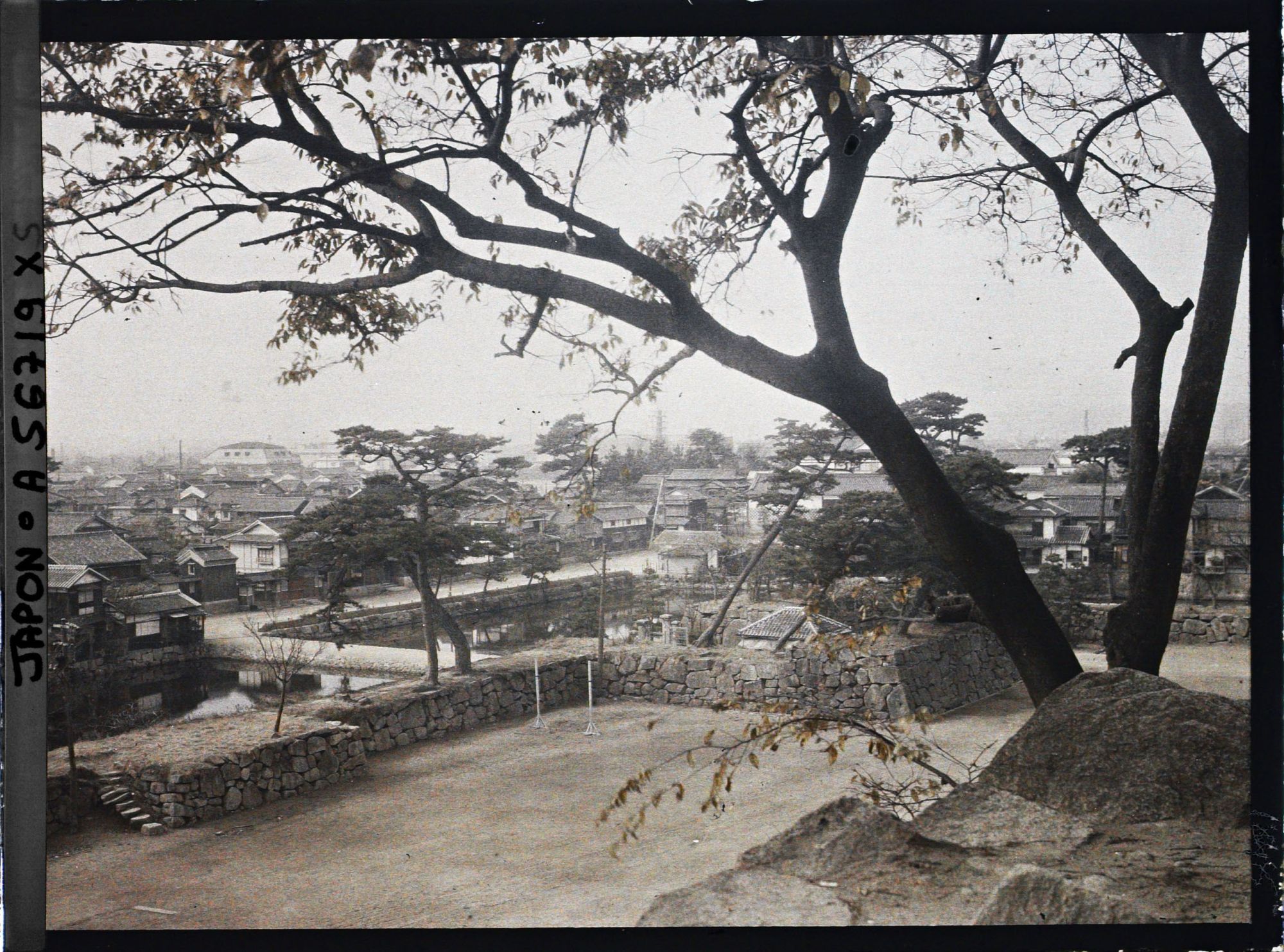 Image représentant Le mur et les douves sud-ouest du château U-jô ("chateau des corbeaux")