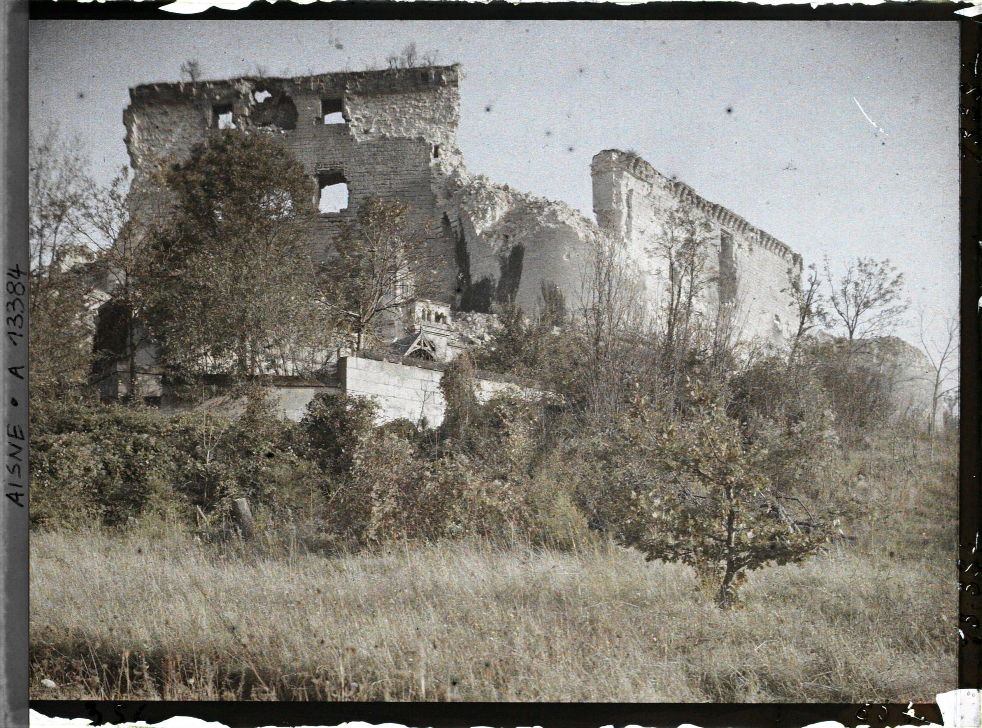 Image représentant France, Coucy le Chau, Les tours démolies
