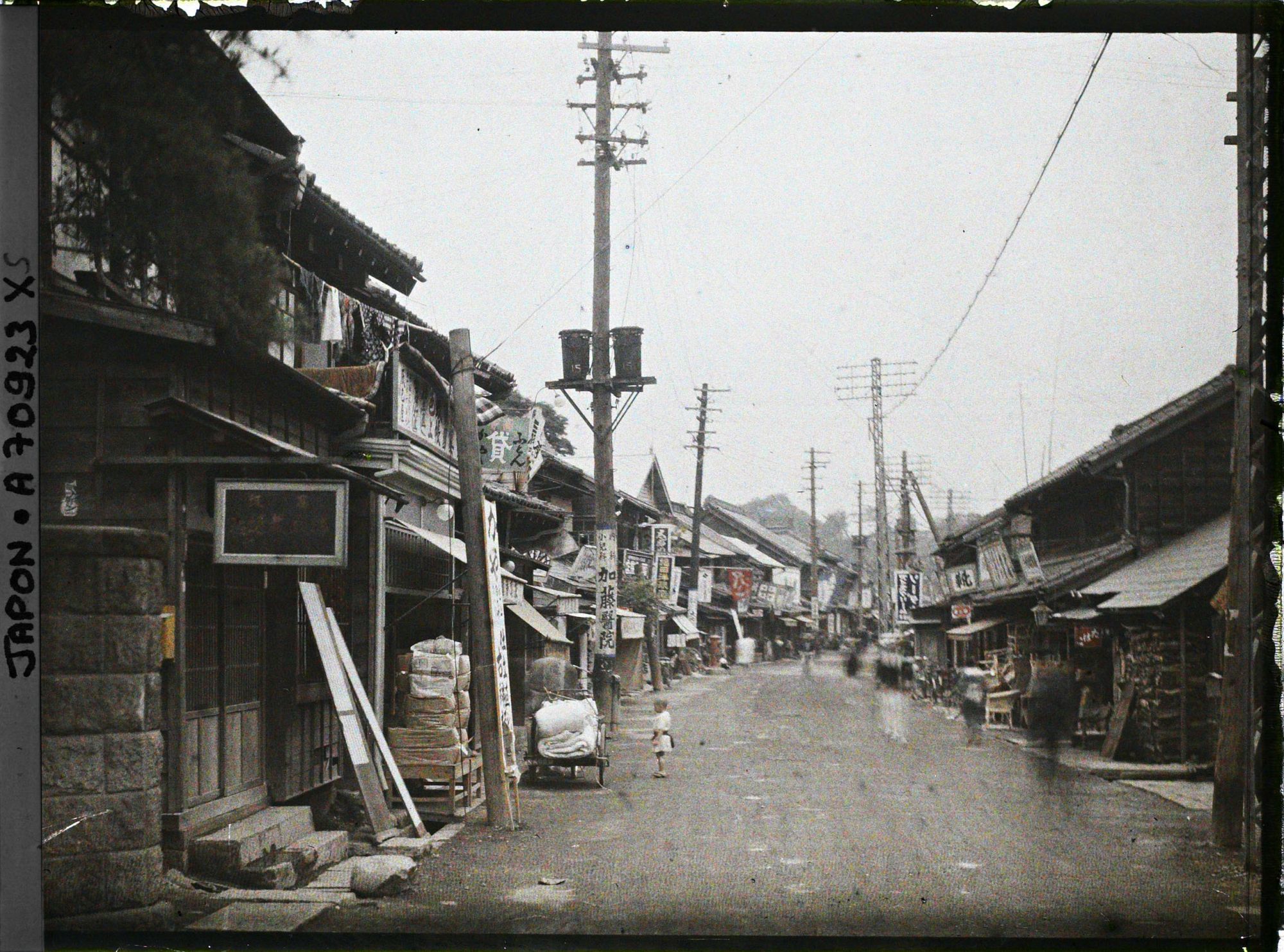 Image représentant Une rue commerçante d'Asakasa (?)