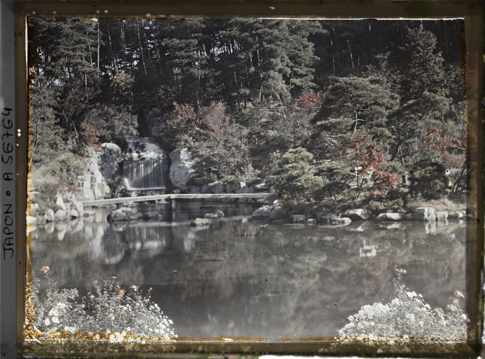 Image représentant jardin, étang et cascade au pied du Mont Hiei