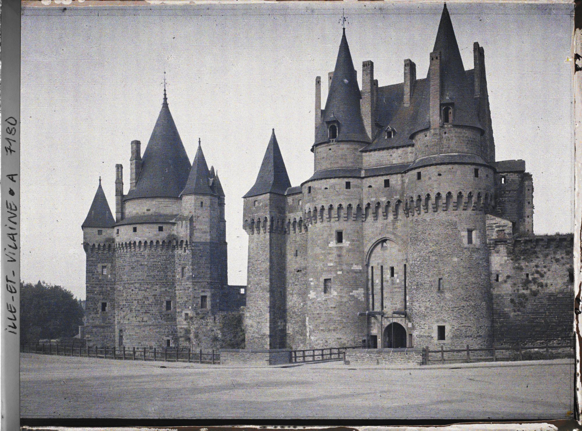 Image représentant Le châtelet, son pont-levis et la tour Saint-Laurent du château