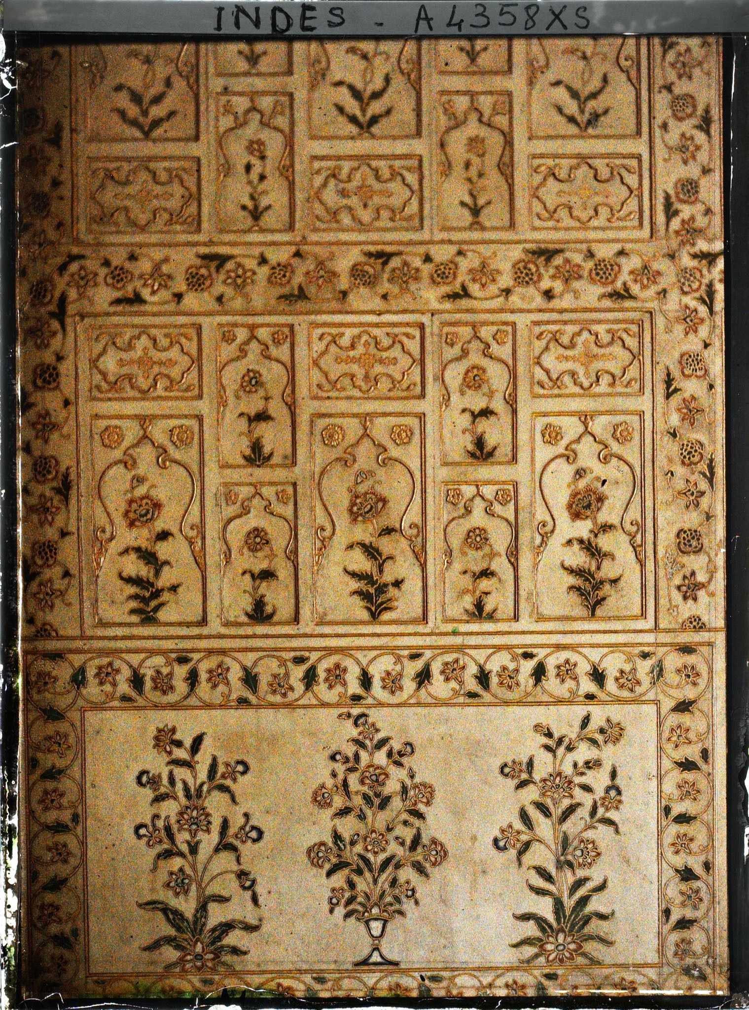 Image représentant Décor peint à lisérés d'or dans le fort Rouge (Lal Qila).