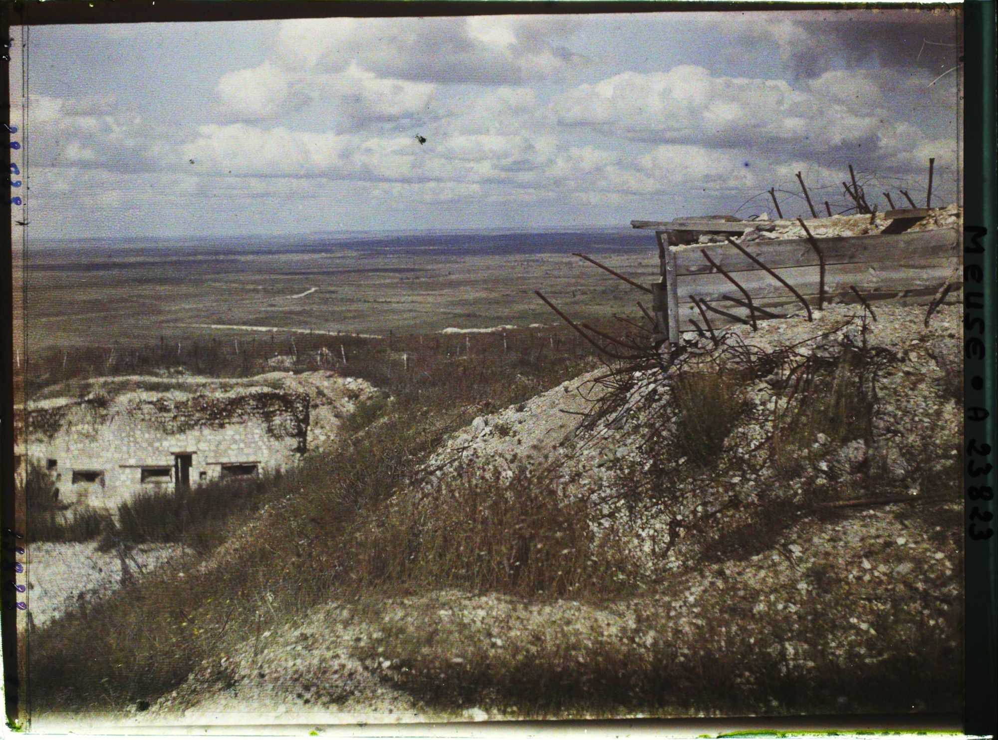 Image représentant France, Fort de Vaux, Vue sur les fosses du fort, à droite le poste de Commandant du Ct Raynal