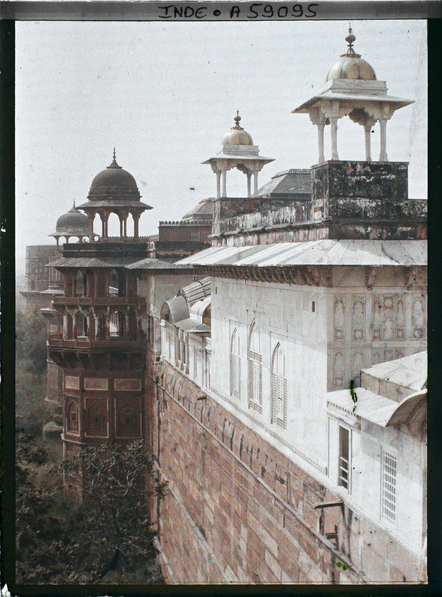 Image représentant Vue sur l'enceinte du fort Rouge (Lal Qila) et les pavillons du palais privé (Khas Mahal) dominés par des chhatris