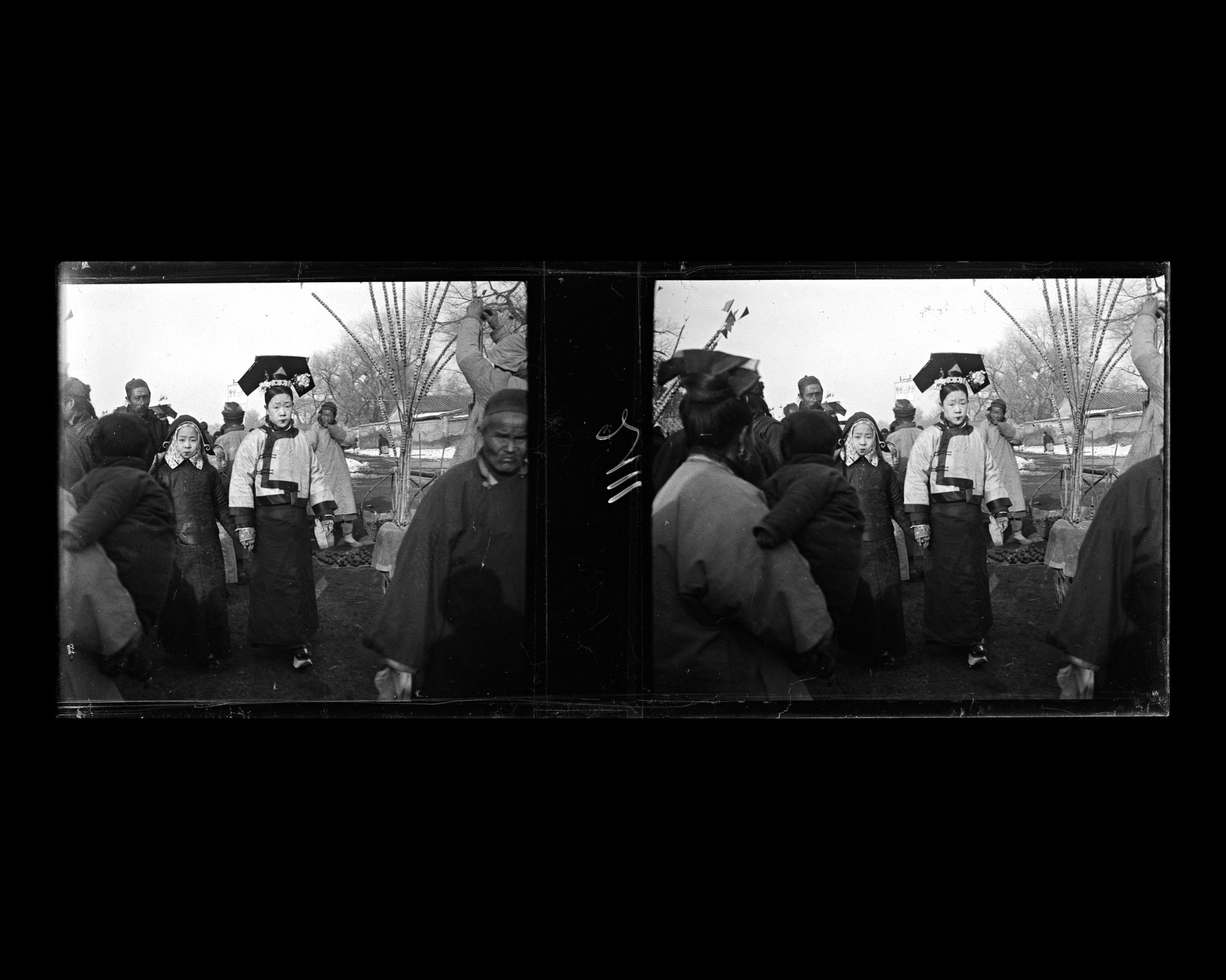 Image représentant Probablement à proximité de Xizhimen dajie ("avenue de la Porte Droite de l'Ouest"). Les visiteurs d'une foire monastique (miaohui)