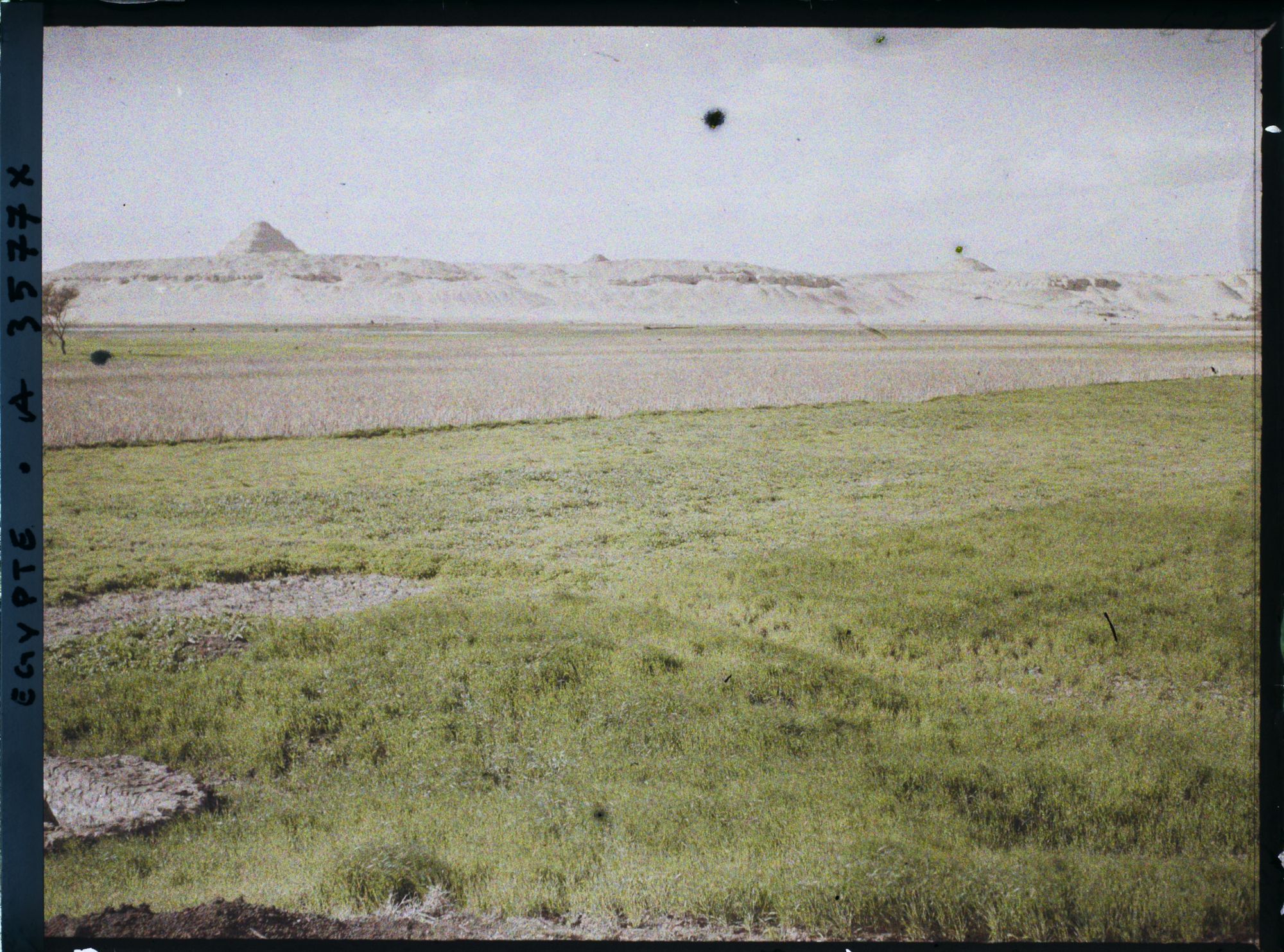 Image représentant Vue du paysage près de la pyramide à degrés du Djéser (IIIe dynastie)