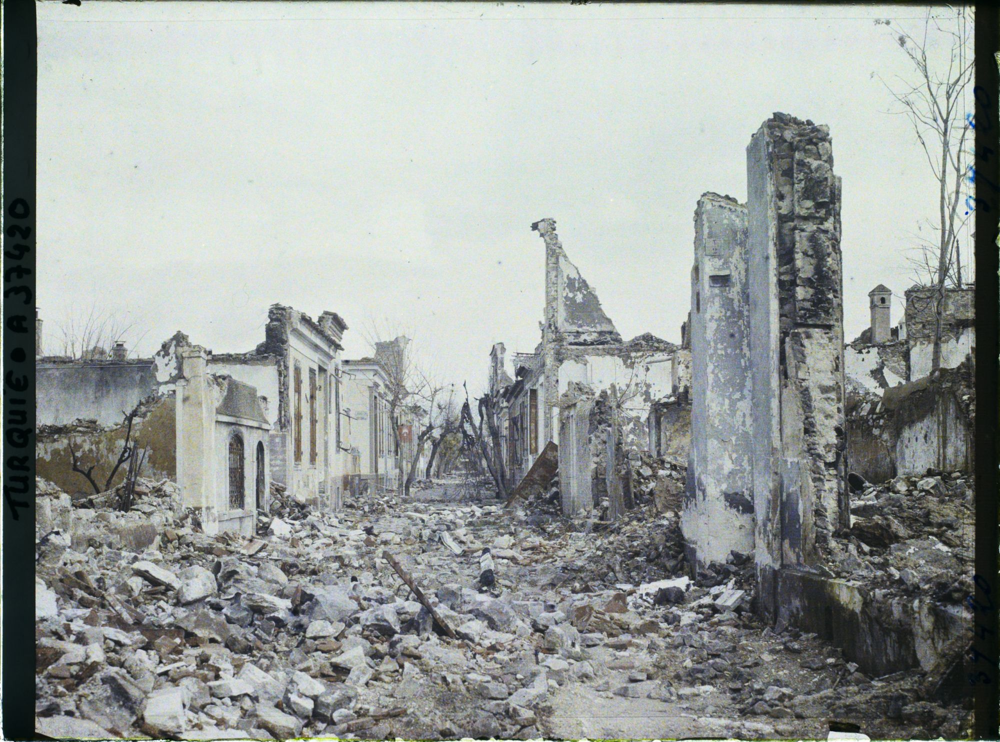 Image représentant Turquie, Smyrne, La Ville incendiée, Quartier italien Rue Sideri