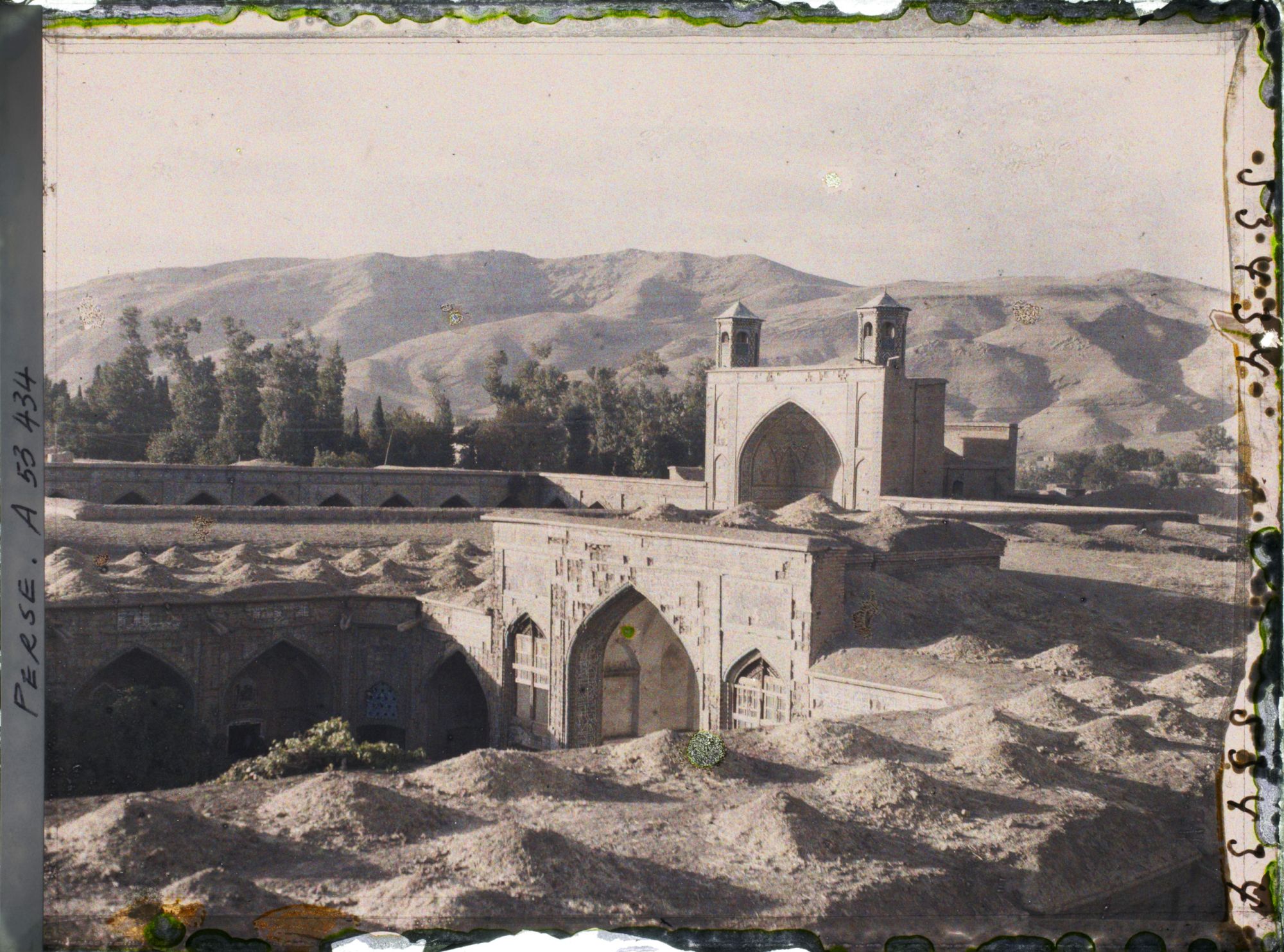 Image représentant La Madrasa-e-Khan (?), école coranique de l'Imam Khân et la Masdjid-I-Vakil, mosquée du régent