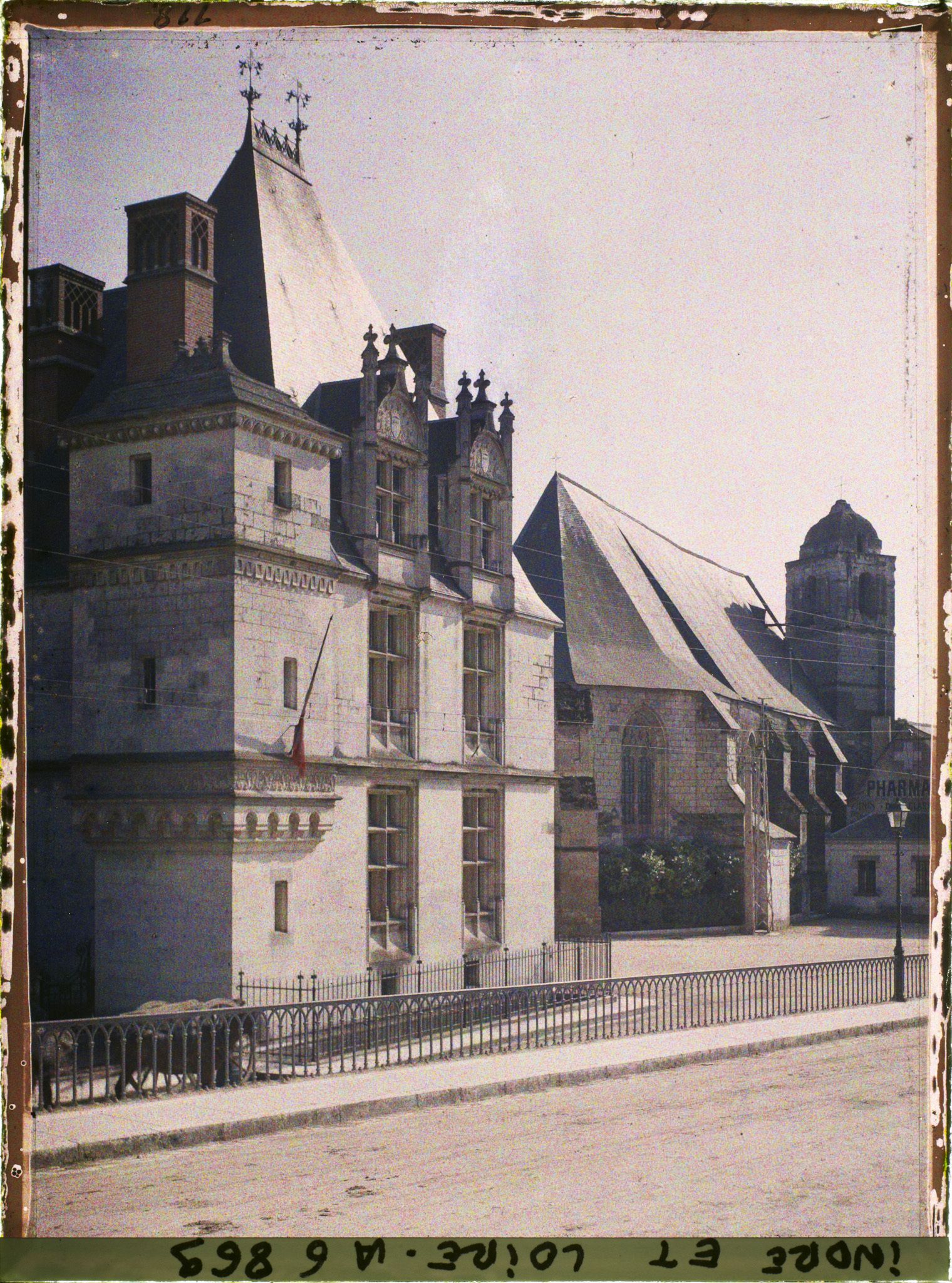 Image représentant L'actuel musée de l'Hôtel de Ville et l'église Saint-Florentin, vus depuis le quai du Général de Gaulle