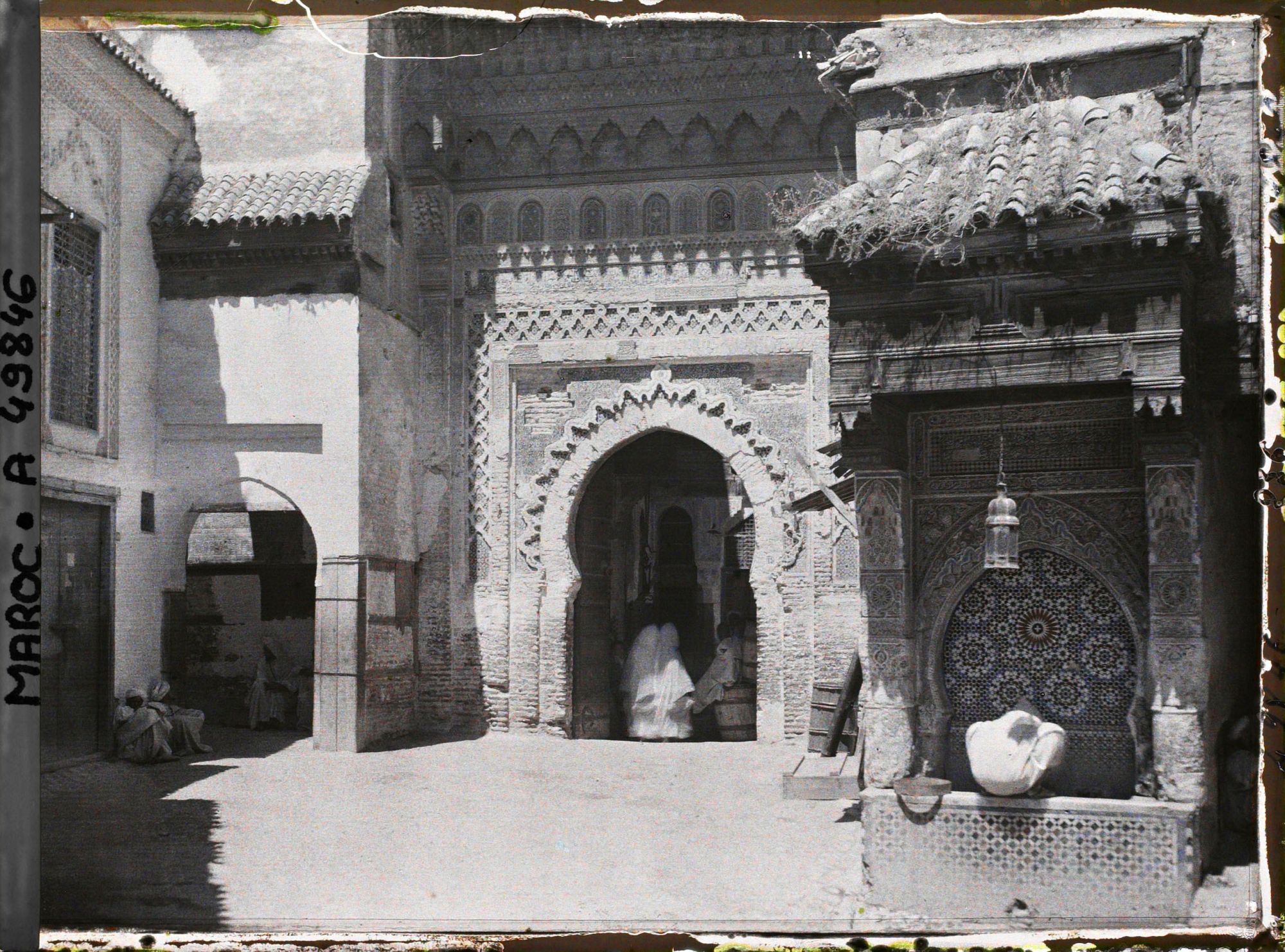 Image représentant La place El-Nejjarîn avec sa fontaine et son fondouk