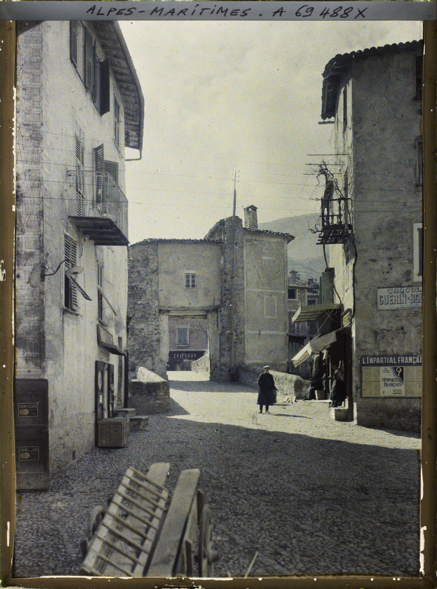 Image représentant L'entrée du pont vieux à péage, pont fortifié au coeur du village