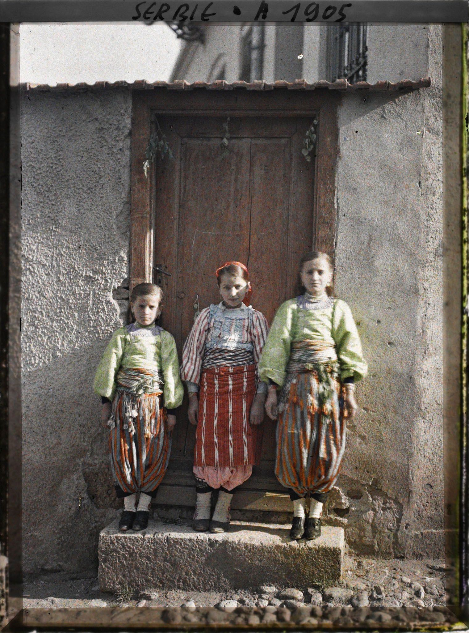Image représentant Trois fillettes serbes dans l'encadrement d'une porte