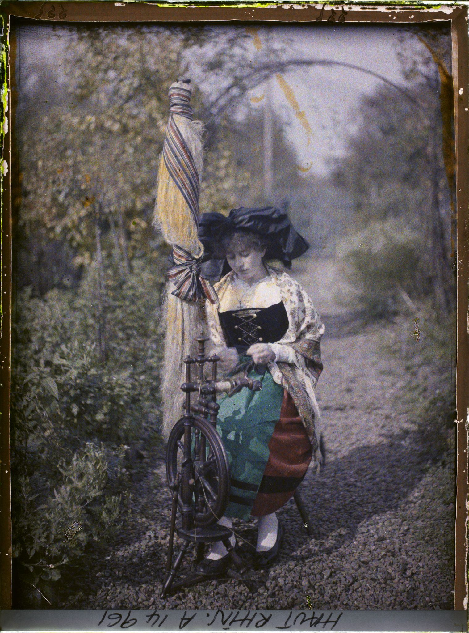 Image représentant Portrait d'Elisabeth Hincky, fille du Maire de Massevaux, filant