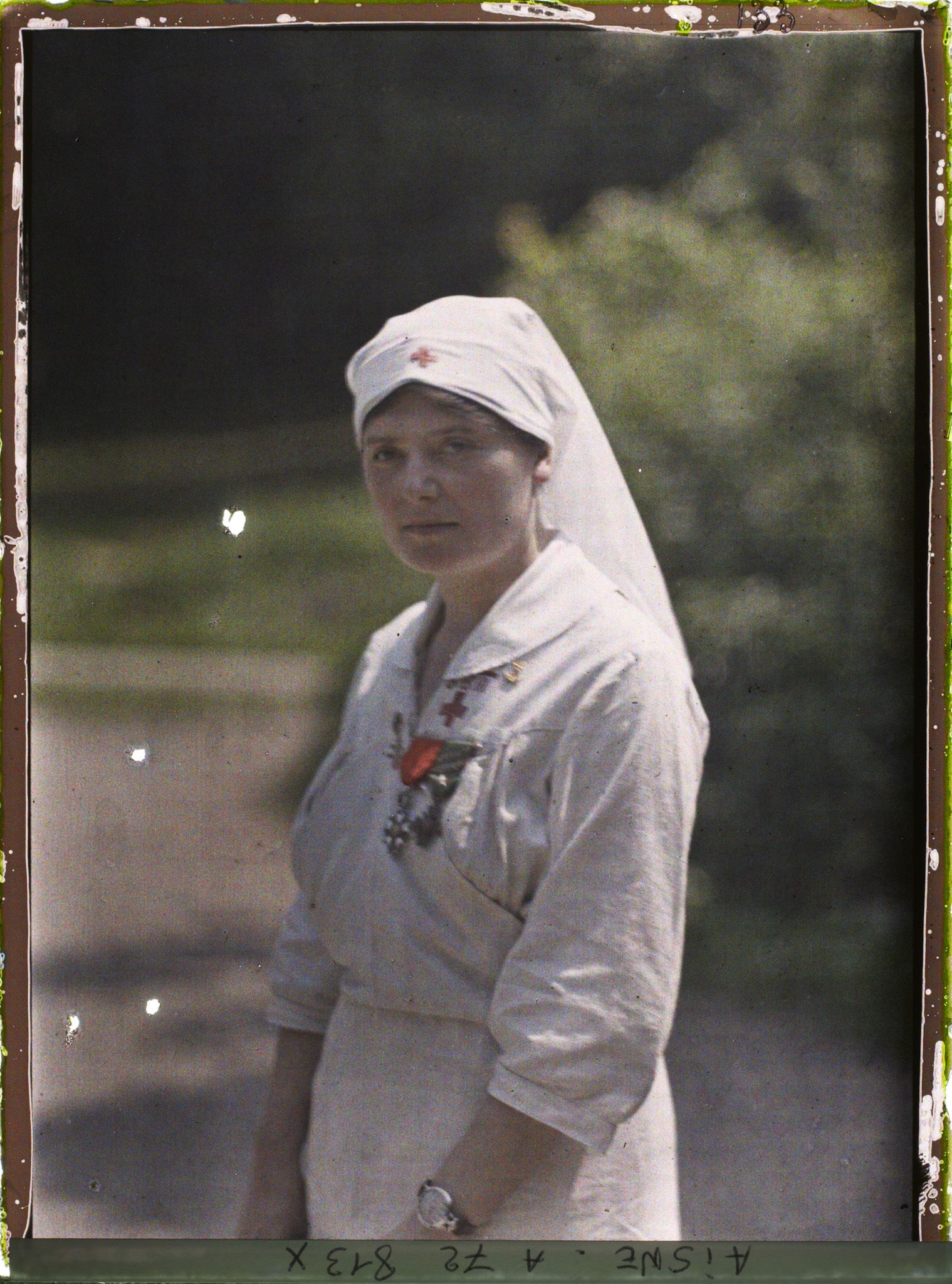Image représentant L'infirmière major de Vauxbuin, Mademoiselle Canton Bacara avec ses décorations