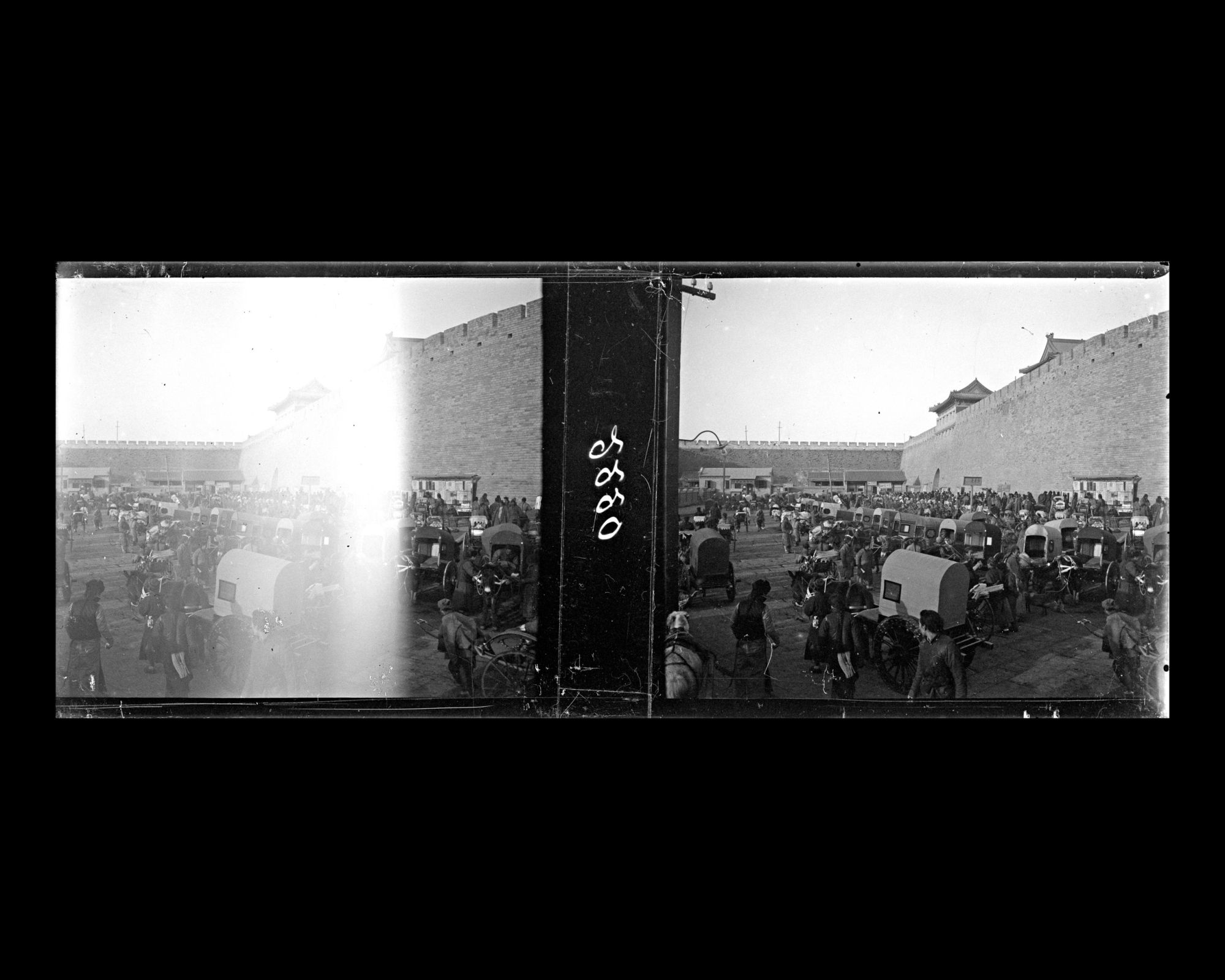 Image représentant Une aire de stationnement au sud-ouest de Zhengyangmen ("porte Face au Midi"), ou Qianmen ("porte Antérieure")