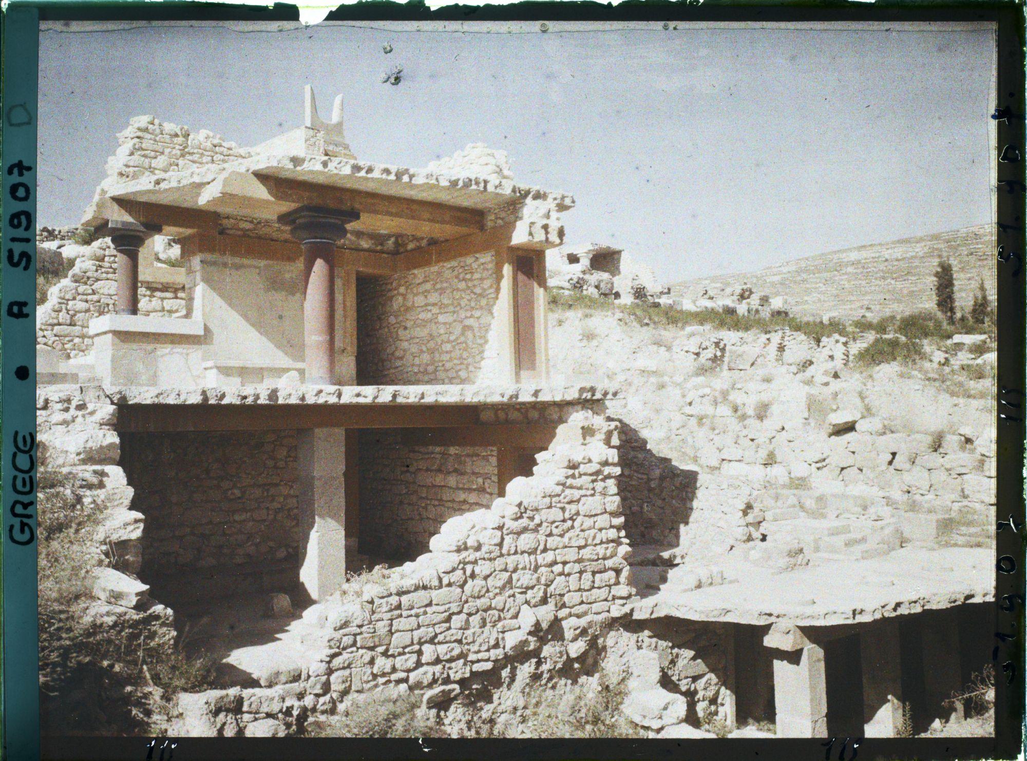 Image représentant Au pied des Propylées sud du palais, la "Maison sud" où logent des courtisans (?)