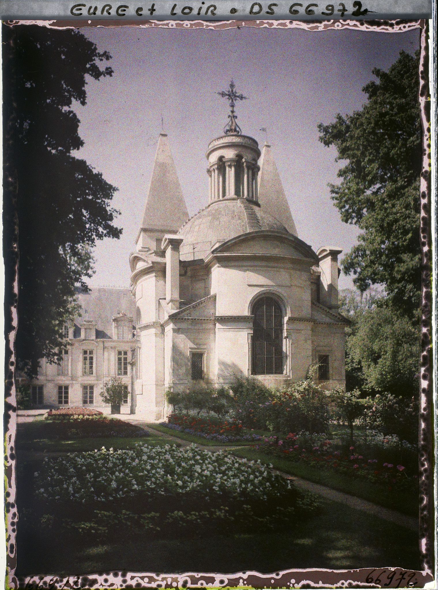 Image représentant Vue des parterres et de l'abside de la chapelle du château