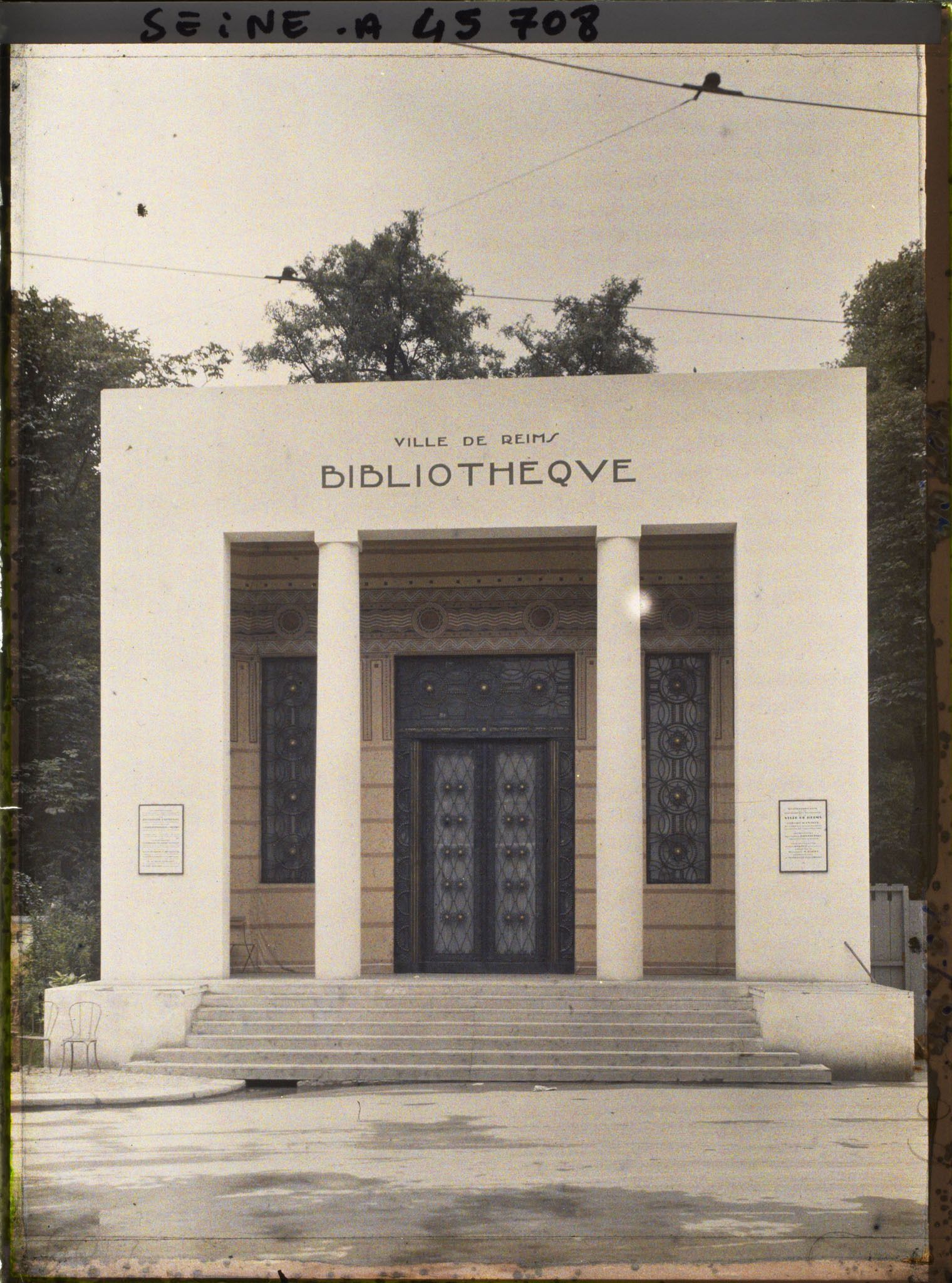 Image représentant L'Exposition des arts décoratifs, Porte de la bibliothèque de la ville de Reims