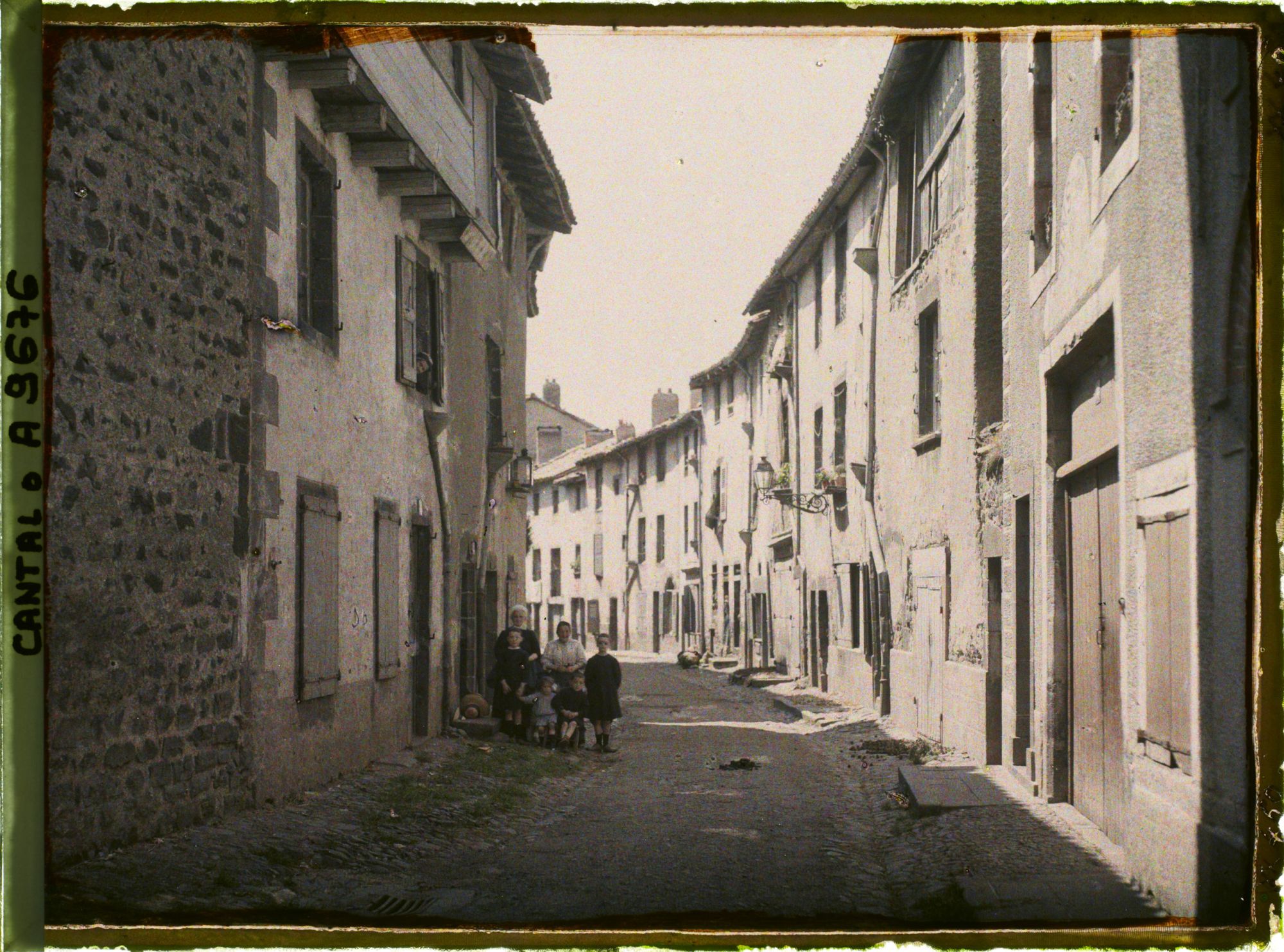 Image représentant Une famille posant devant le 5 rue de Belloy