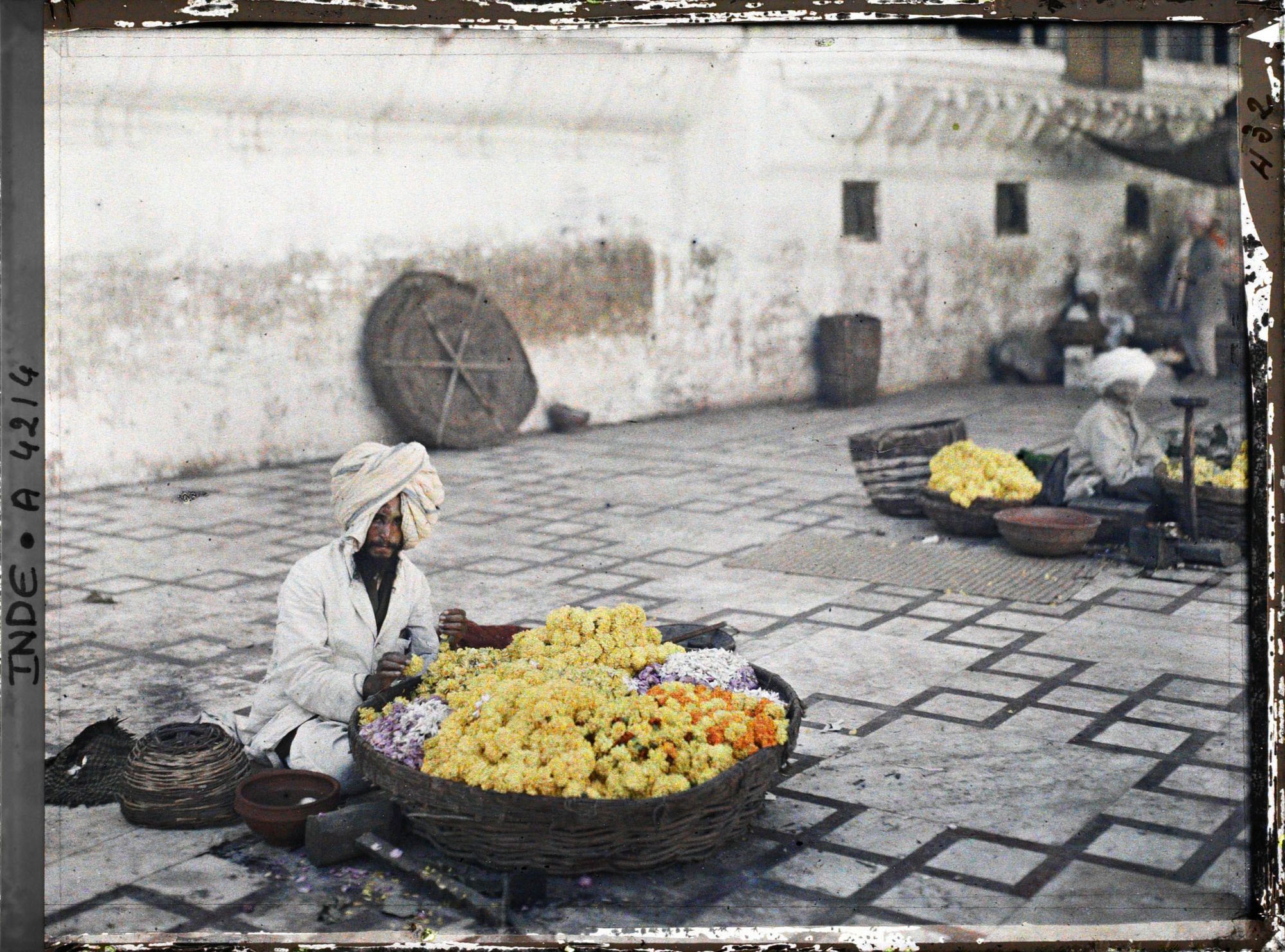 Image représentant Marchands de fleurs pour les fidèles près du temple d'or des sikhs