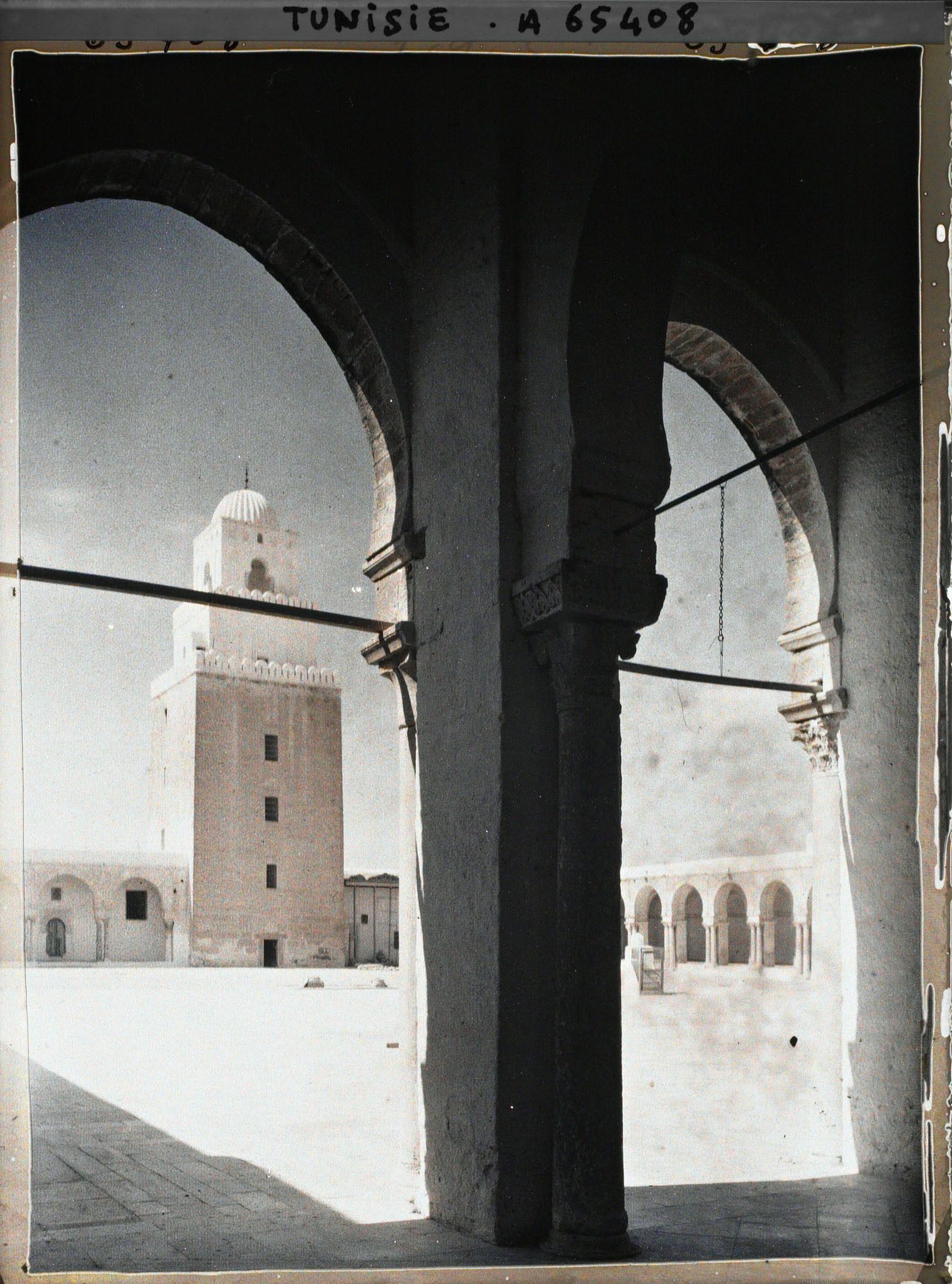 Image représentant La cour, le minaret et la colonnade orientale de la Grande Mosquée dans la médina
