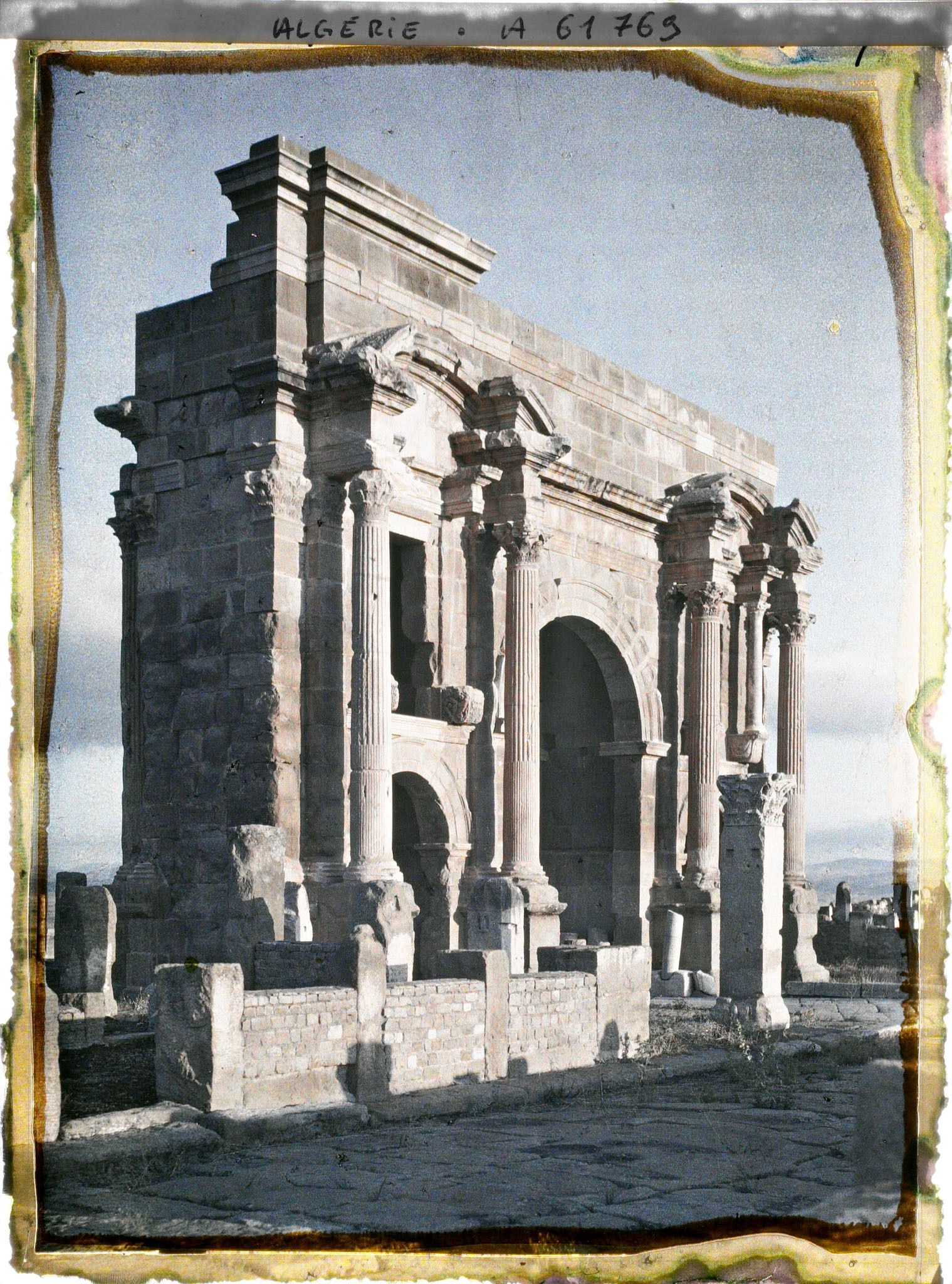 Image représentant Algérie, Arc de Trajan au lever du Soleil
