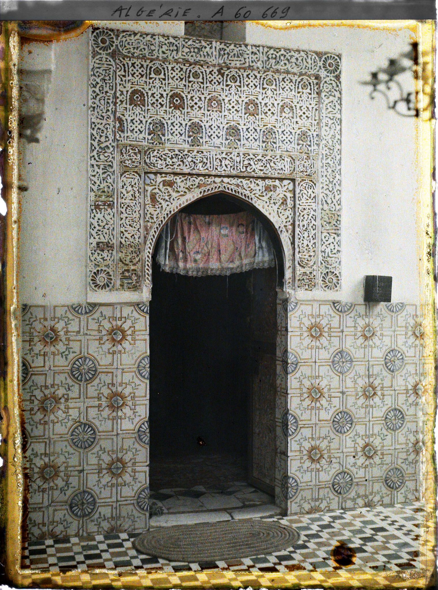 Image représentant L'entrée de la koubba de Sidi Bou Médine