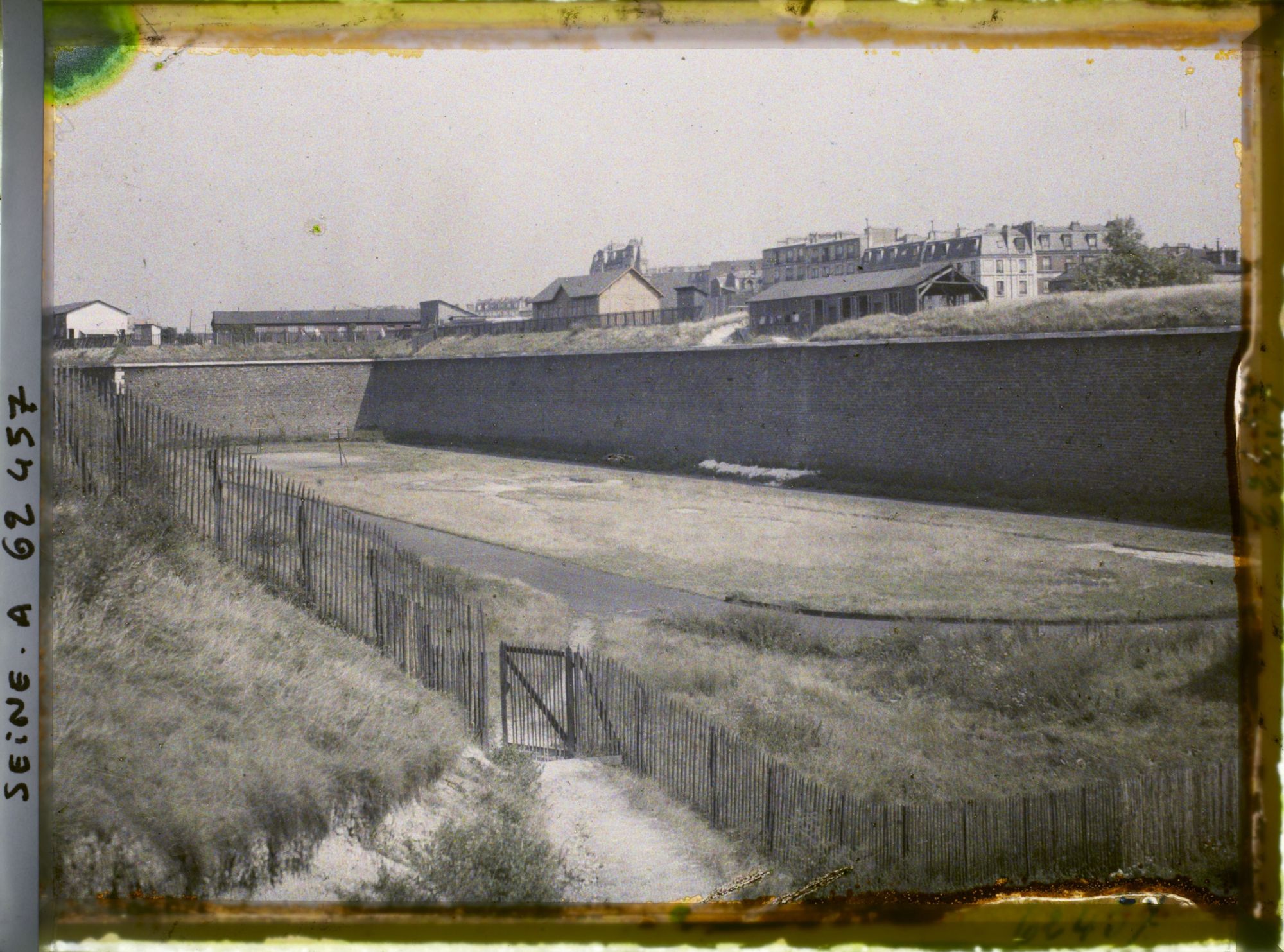 Image représentant Terrains de sport dans les fossés des fortifications près de la porte de Clichy