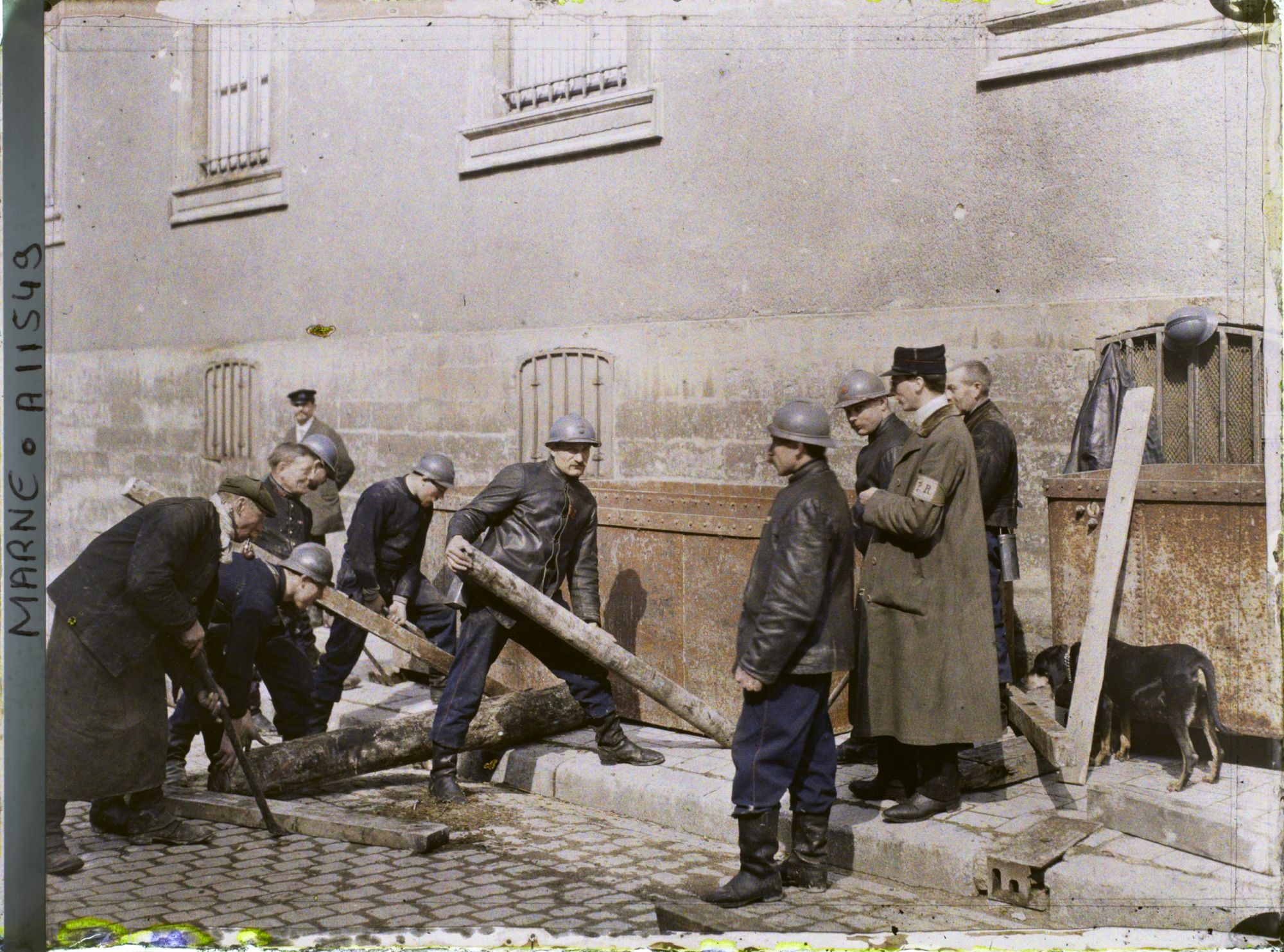 Image représentant Pompiers préparant des réservoirs après la rupture des conduites d'eau par un bombardement