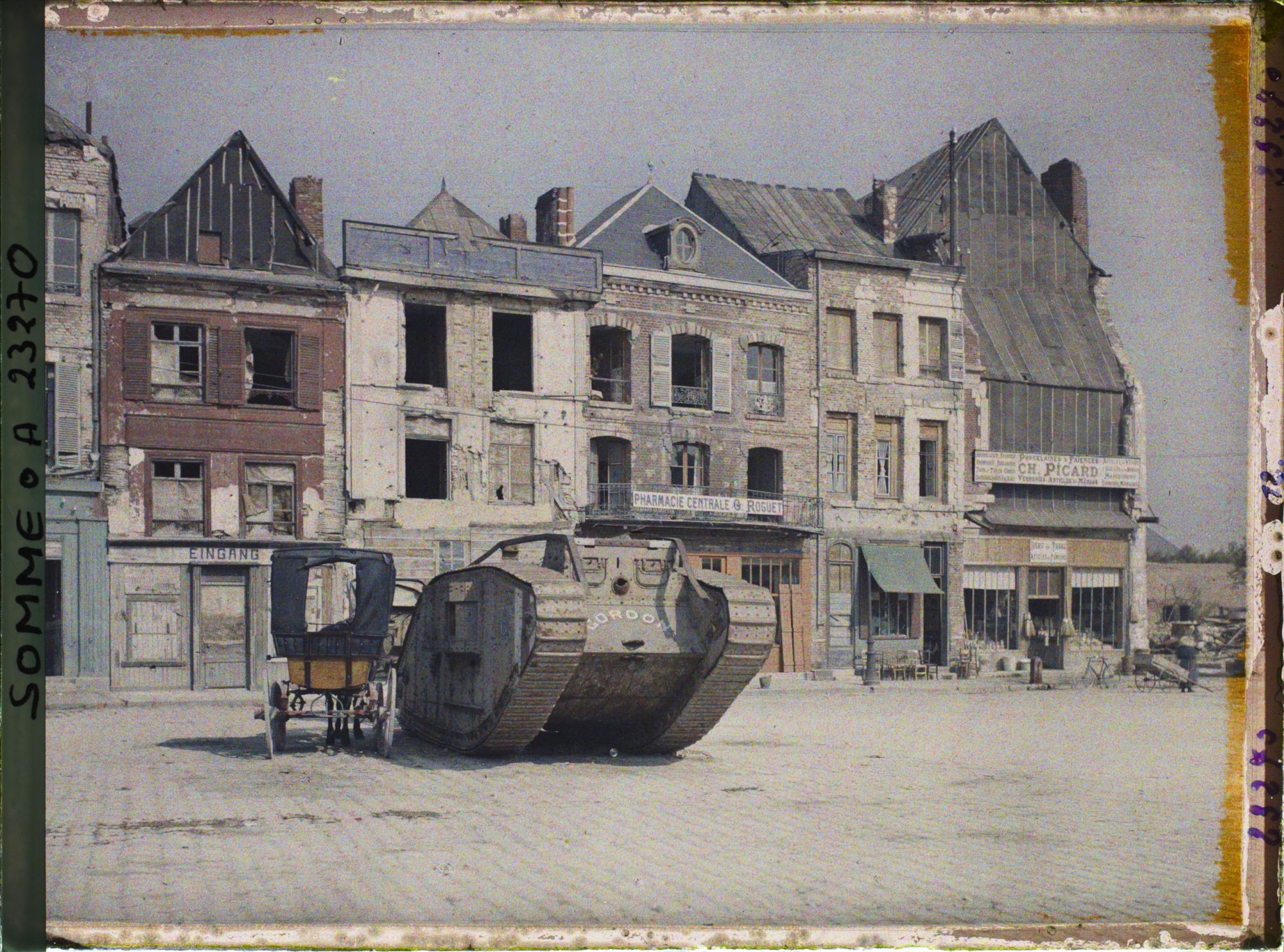 Image représentant France, Péronne, Place de l'Hôtel de Ville, maisons aménagées et Tank anglais