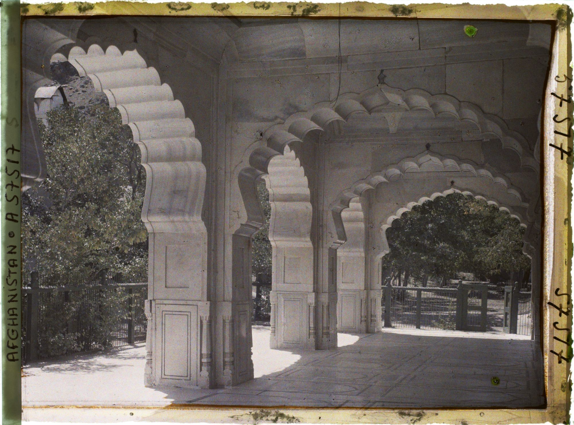 Image représentant Bagh-i-Babour (Jardins de Babour). Les voûtes festonnées de la mosquée de Chah Djahan