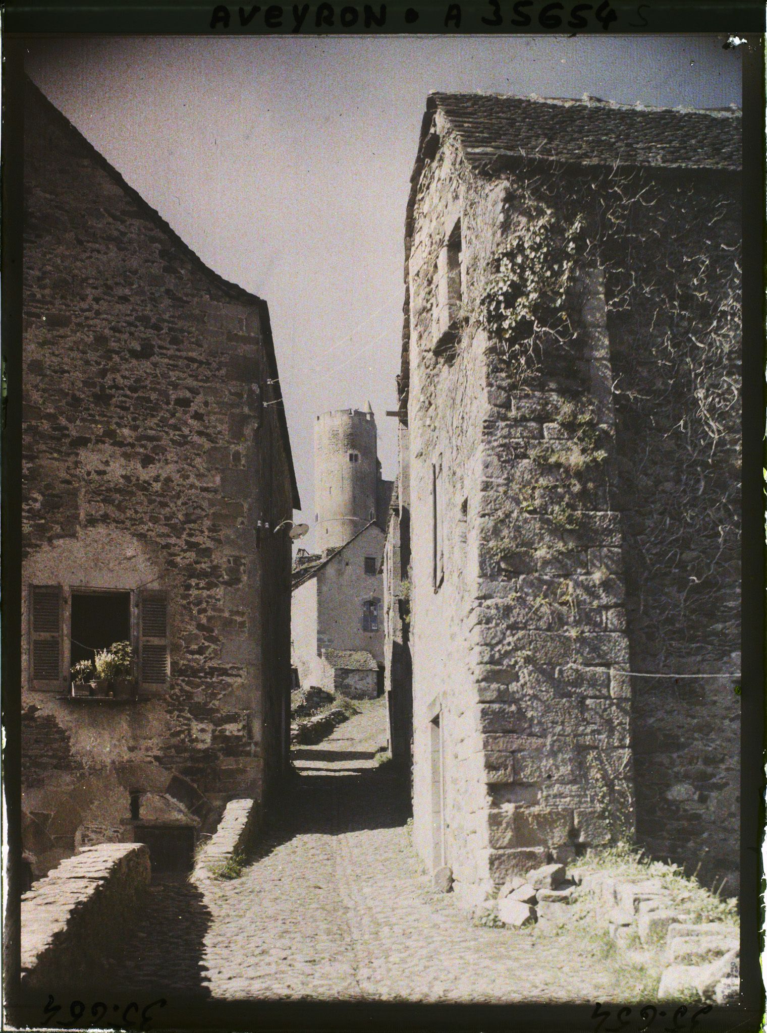 Image représentant La rue du château avec vue sur la forteresse