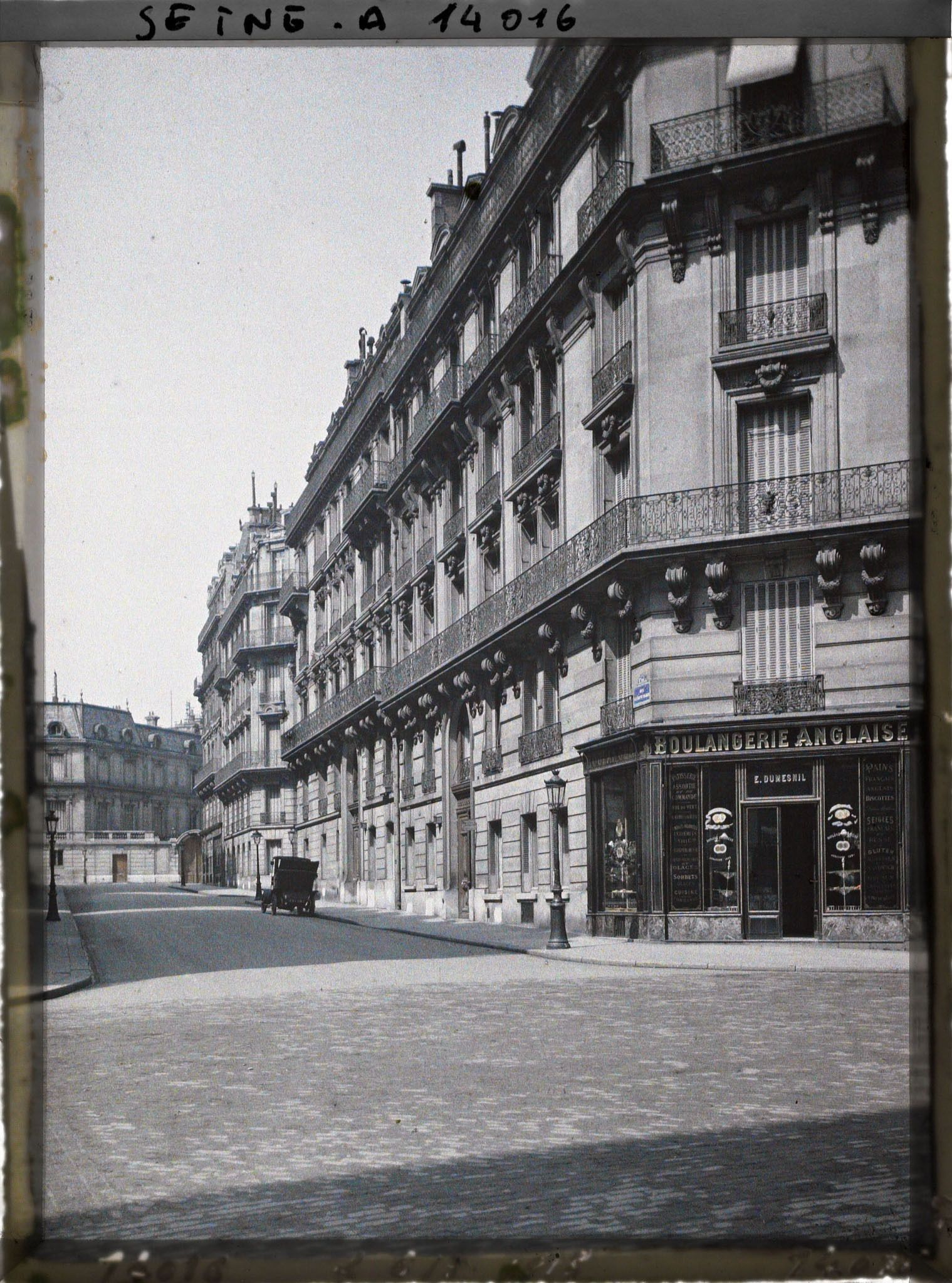 Image représentant Maisons (inhabitées?) rue Clément Marot, à l'angle de la rue Marbeuf