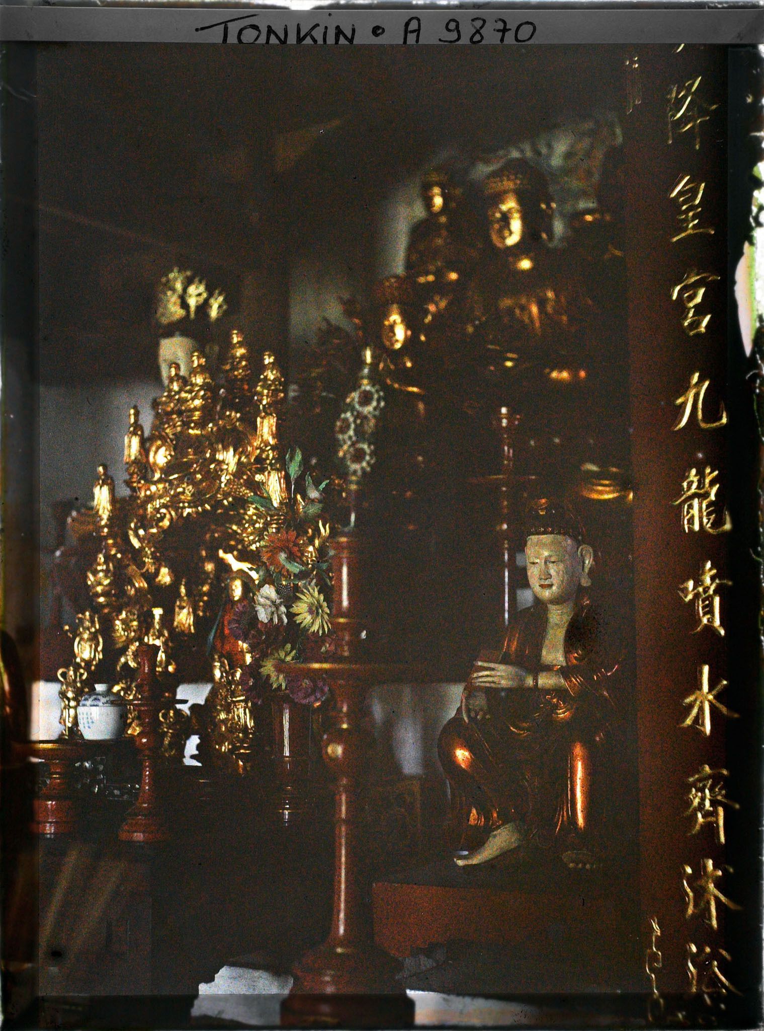 Image représentant L'autel du Bouddha Cakyamuni (Siddhartha Gautama) à l'intérieur d'un temple bouddhique (" Lien-thuy ")