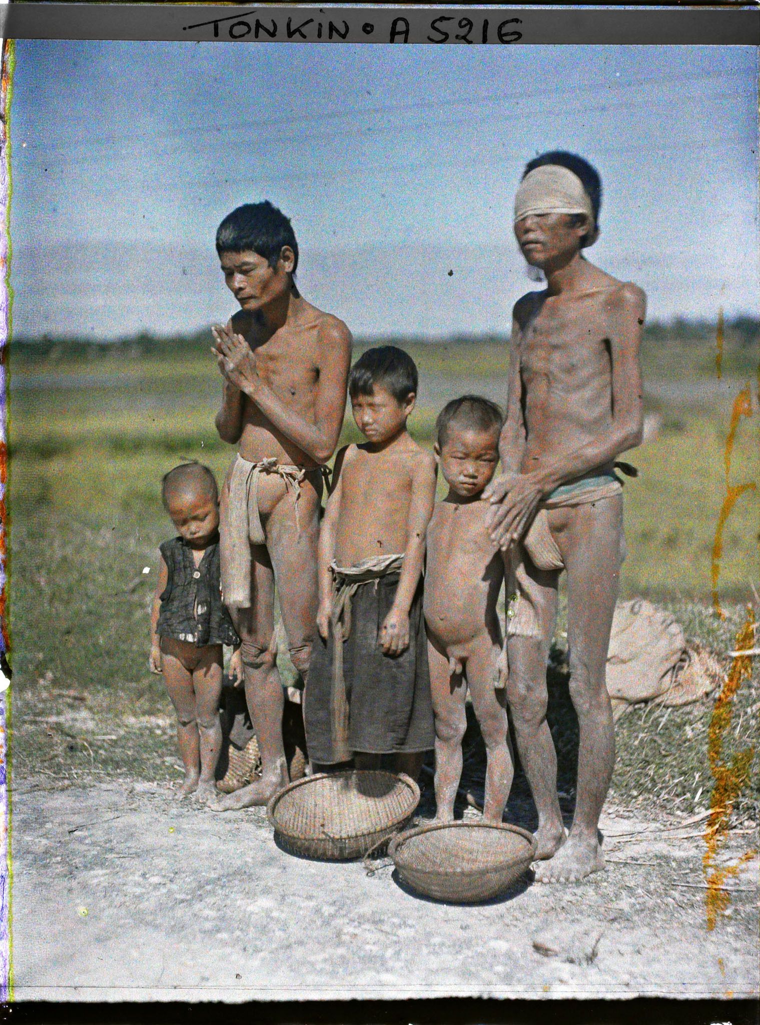 Image représentant Des mendiants aveugles et des enfants au bord d'une route