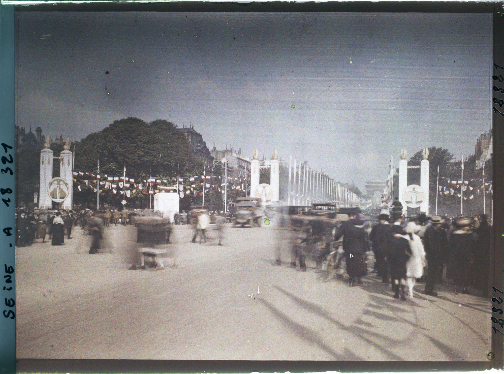 Image représentant L'avenue des Champs-Elysées décorée pour les fêtes de la Victoire des 13 et 14 juillet 1919