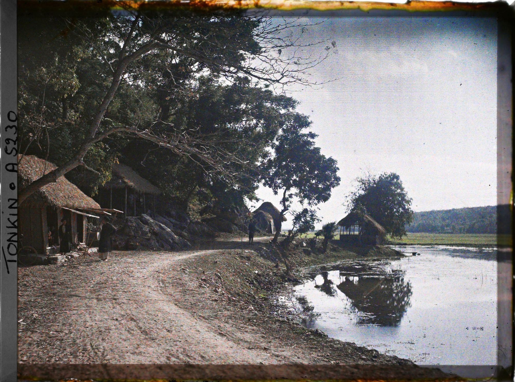 Image représentant Un chemin et des habitations au pied du rocher de Ninh-so'n sur le site bouddhique de Long-chau
