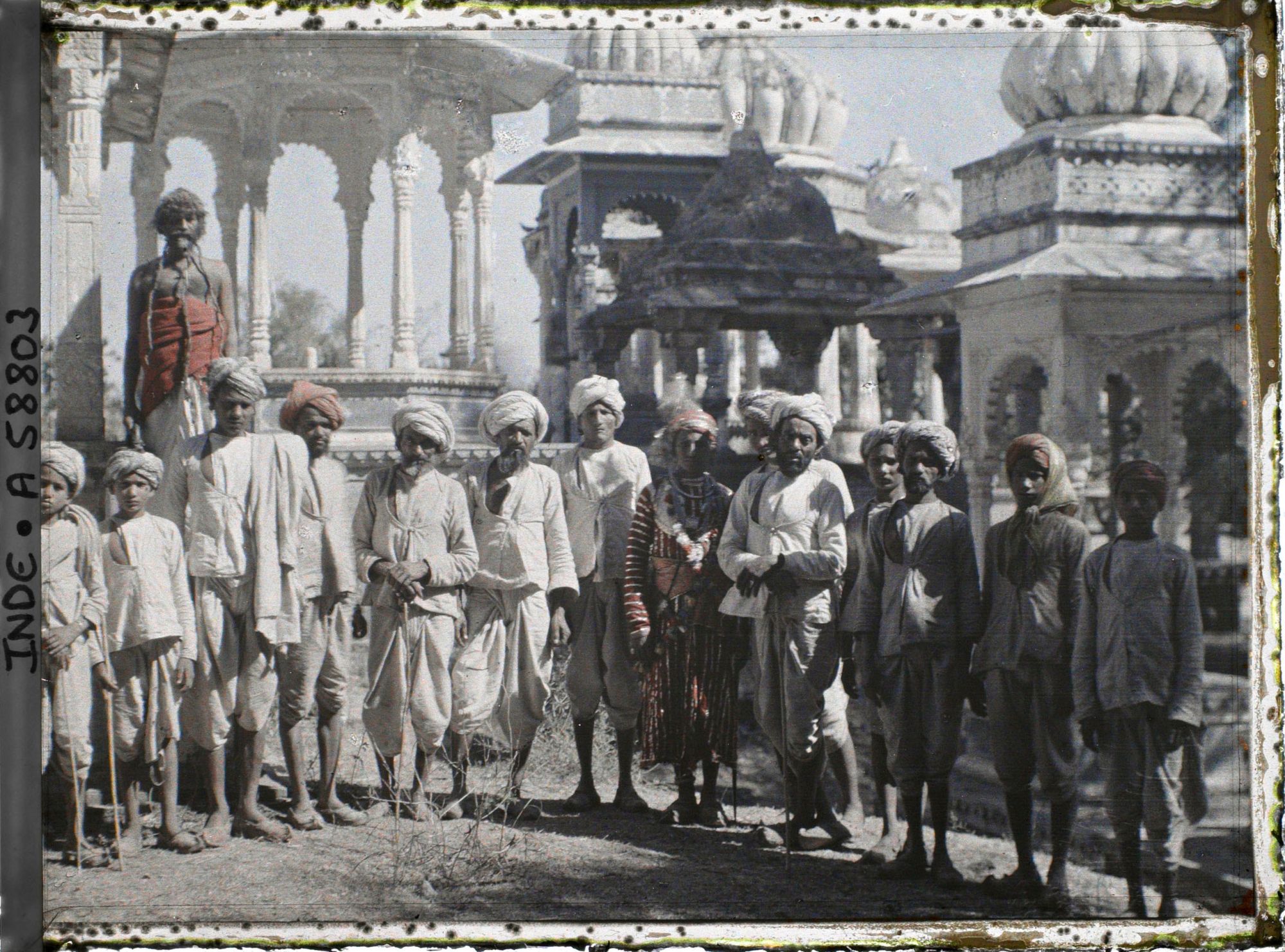 Image représentant Groupe de paysans entourant un rajpoute en costume de marié devant les chatris de la nécropole des Maharanas du Mewar