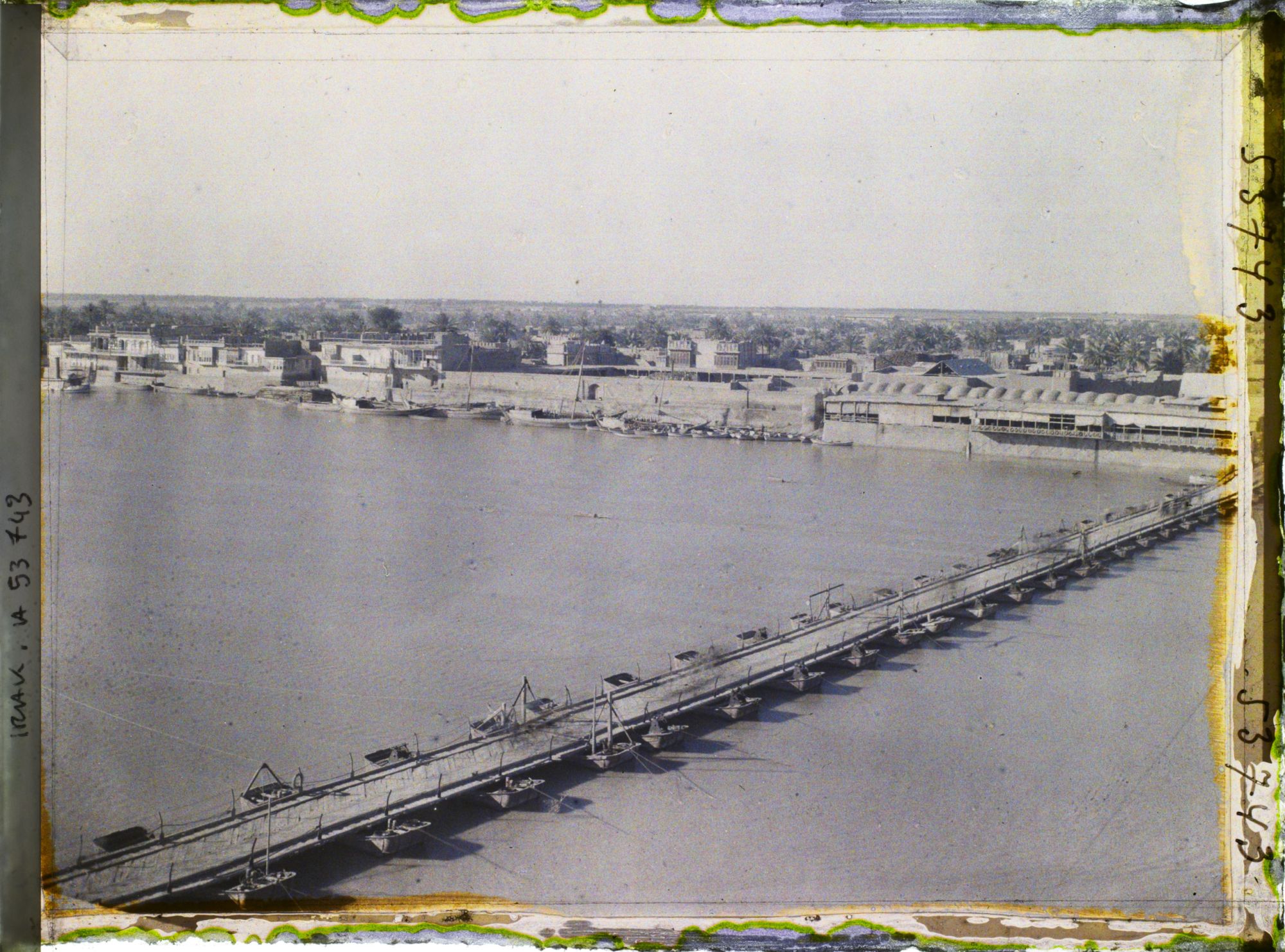 Image représentant Panorama sur le Tigre, le port des bateaux et les quartiers sud