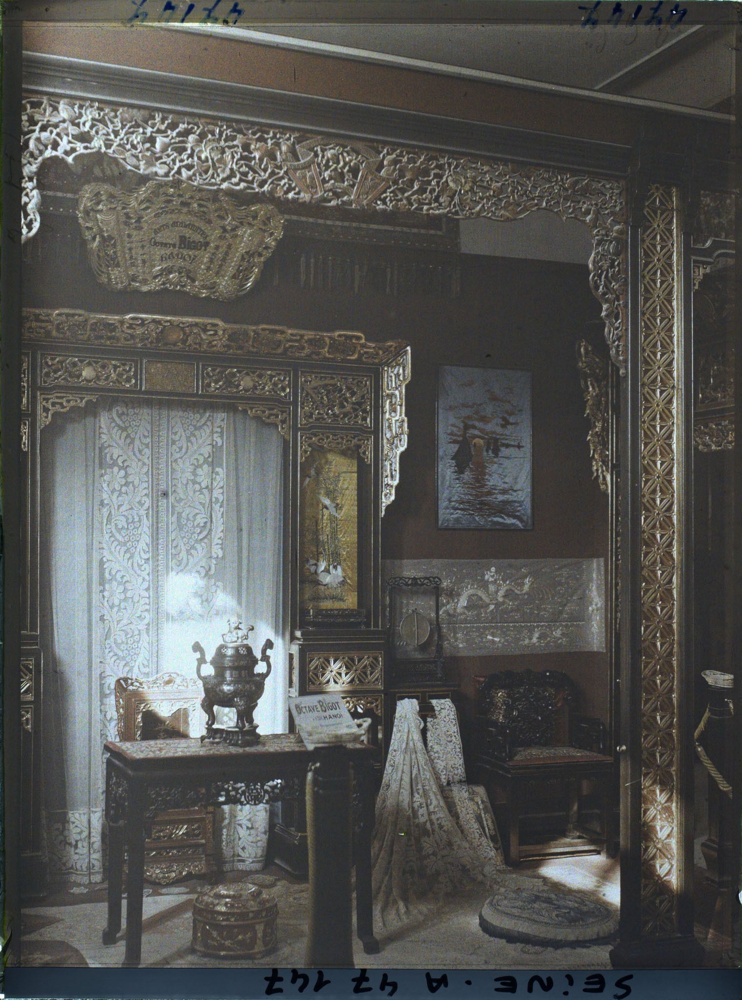 Image représentant L'Exposition des arts décoratifs, Pavillon de l'Indochine, Section du Tonkin, stand Bigot