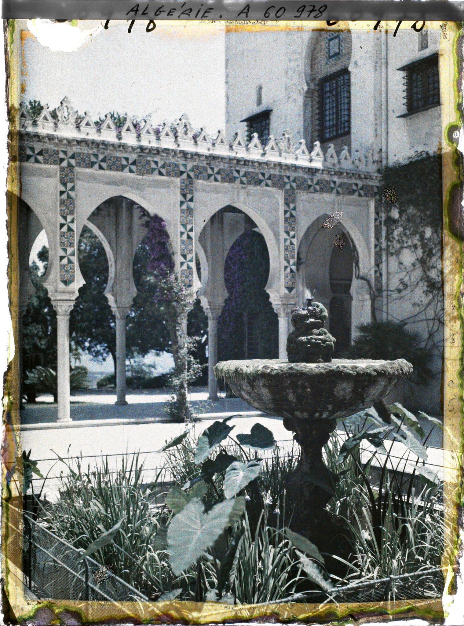 Image représentant Fontaine et arcades dans le palais d'été du Gouverneur
