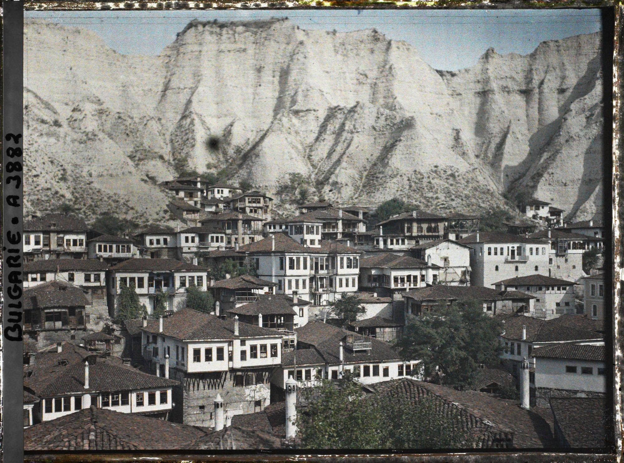Image représentant La ville, au pied des falaises de grès