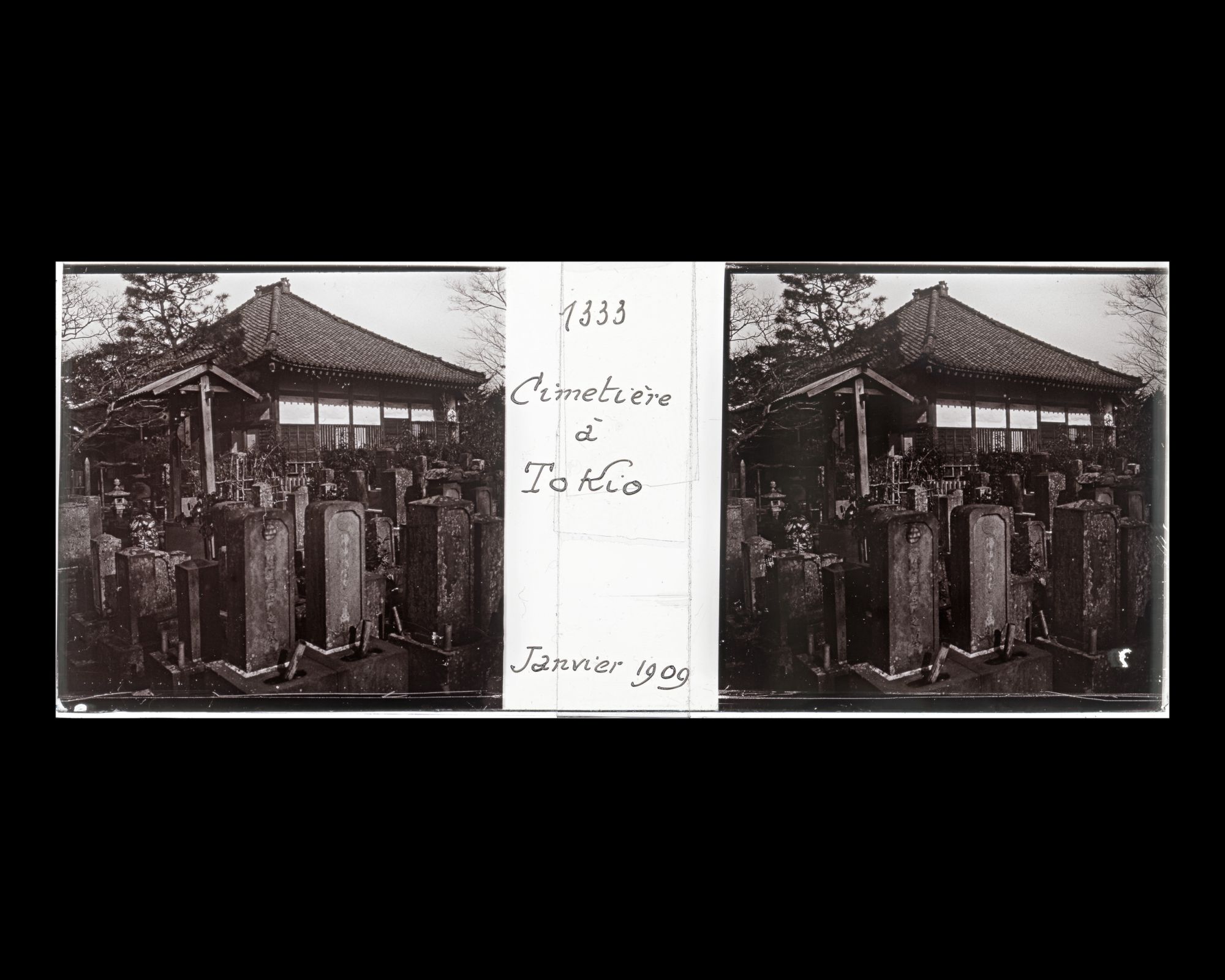 Image représentant Stèles funéraires et édifice votif dans un cimetière