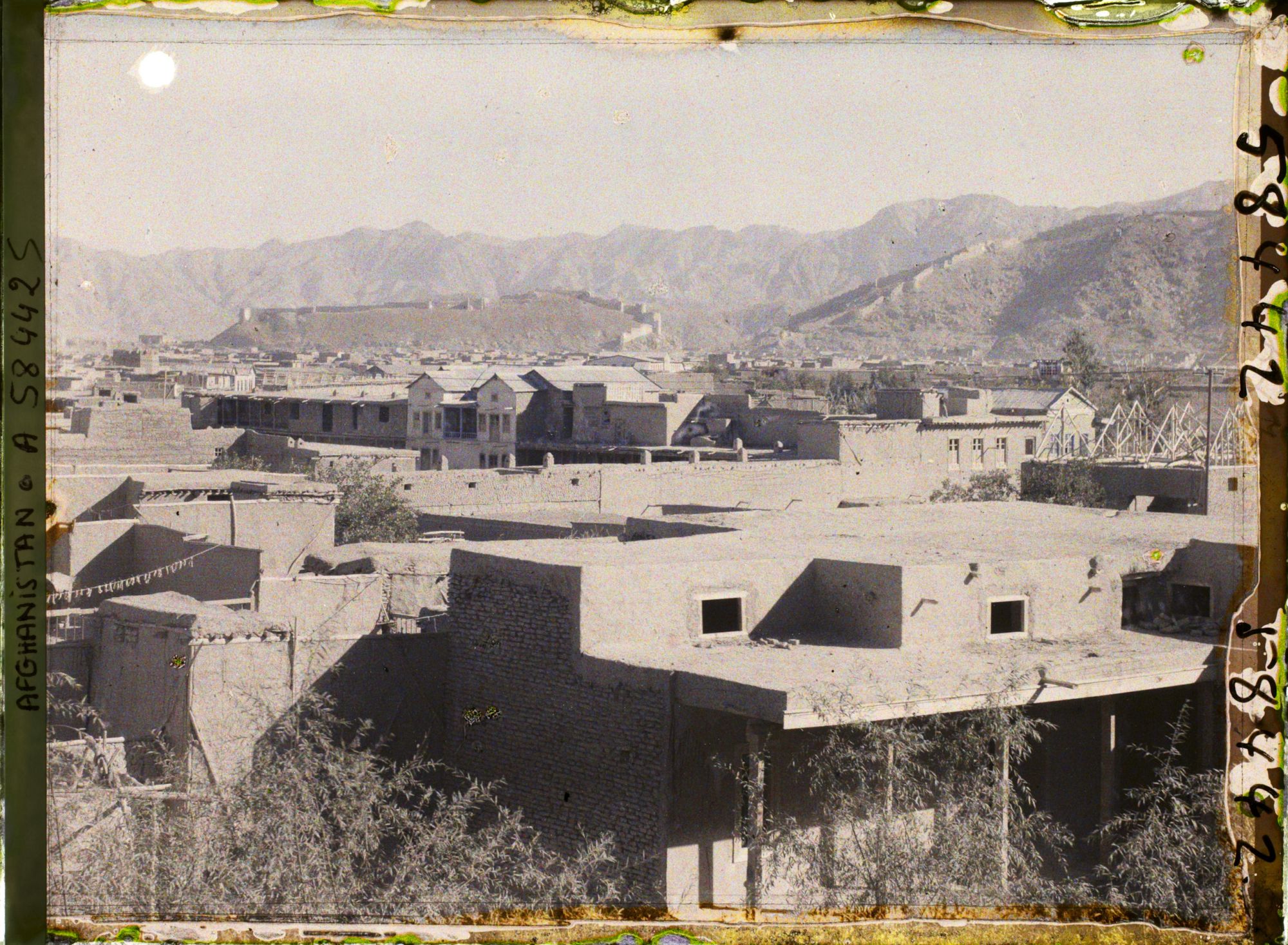 Image représentant Panorama vers la forteresse de Bala Hissar (la "forteresse d'en haut", à 150 m au-dessus de la ville)