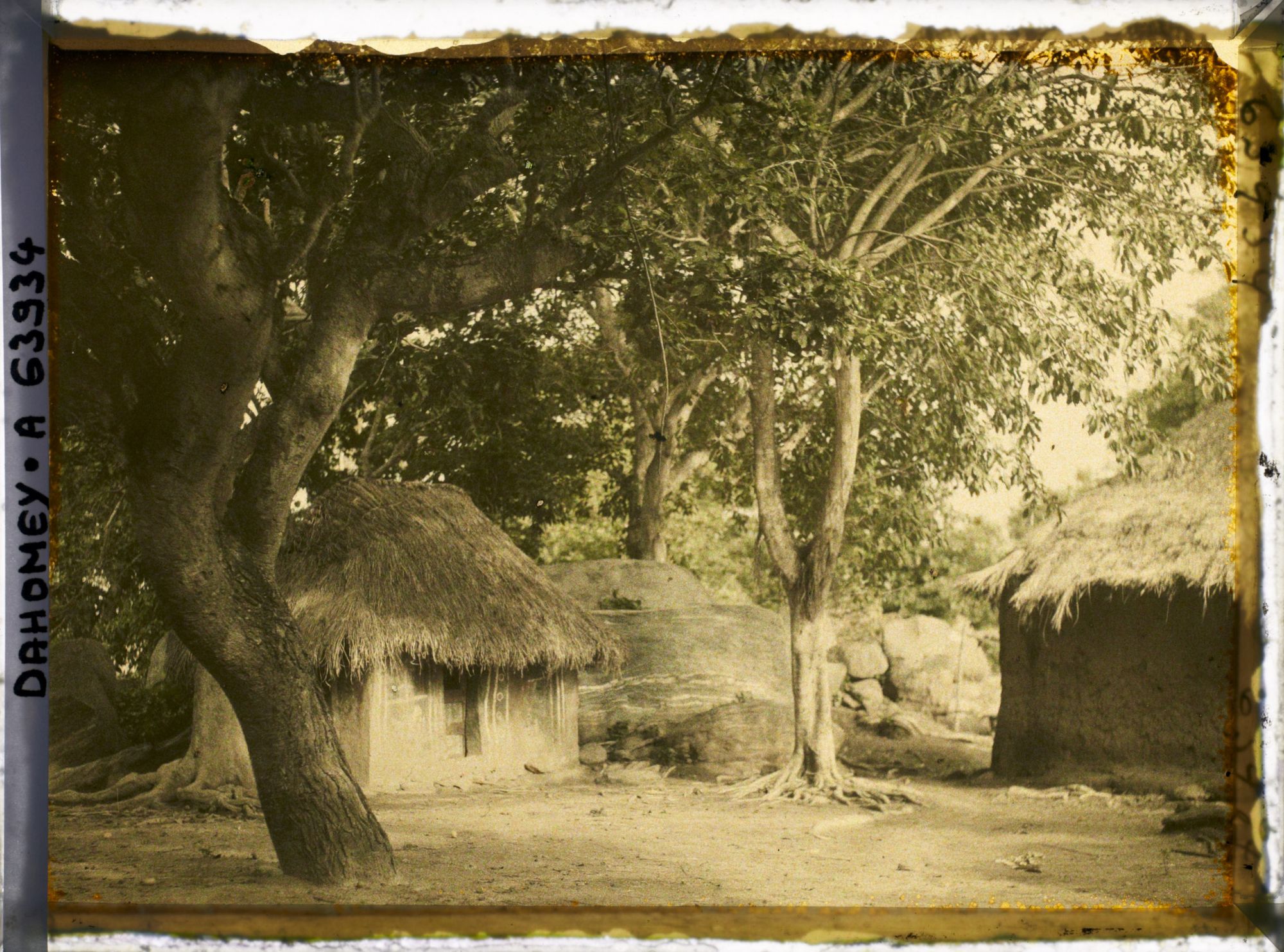 Image représentant Case de fétiche sur la place du village de Kétou (?)