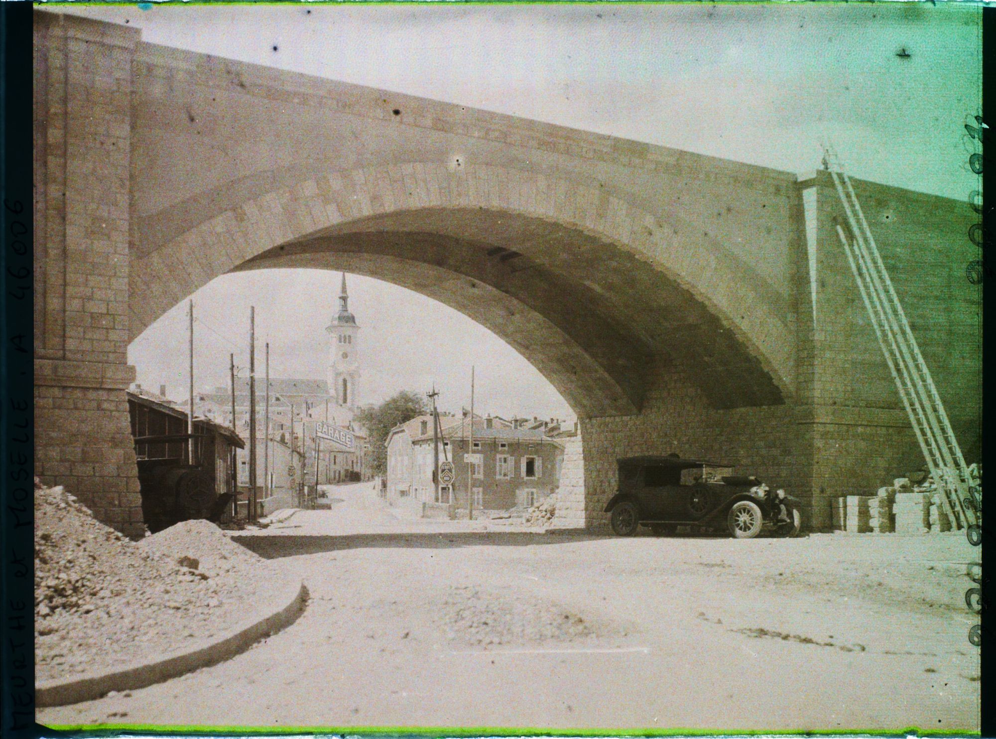 Image représentant France, Thiancourt, Vue vers l'Eglise et Pont de la nouvelle ligne de Metz